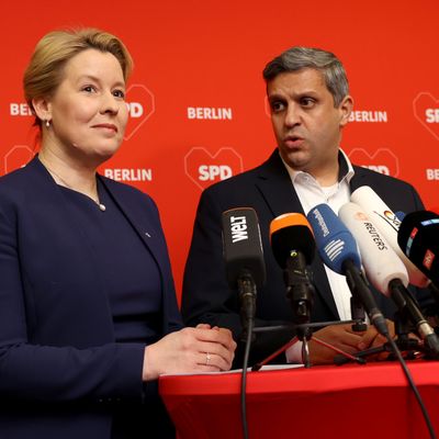 Franziska Giffey (SPD), Regierende Bürgermeisterin von Berlin, und Raed Saleh, Vorsitzender der SPD Berlin