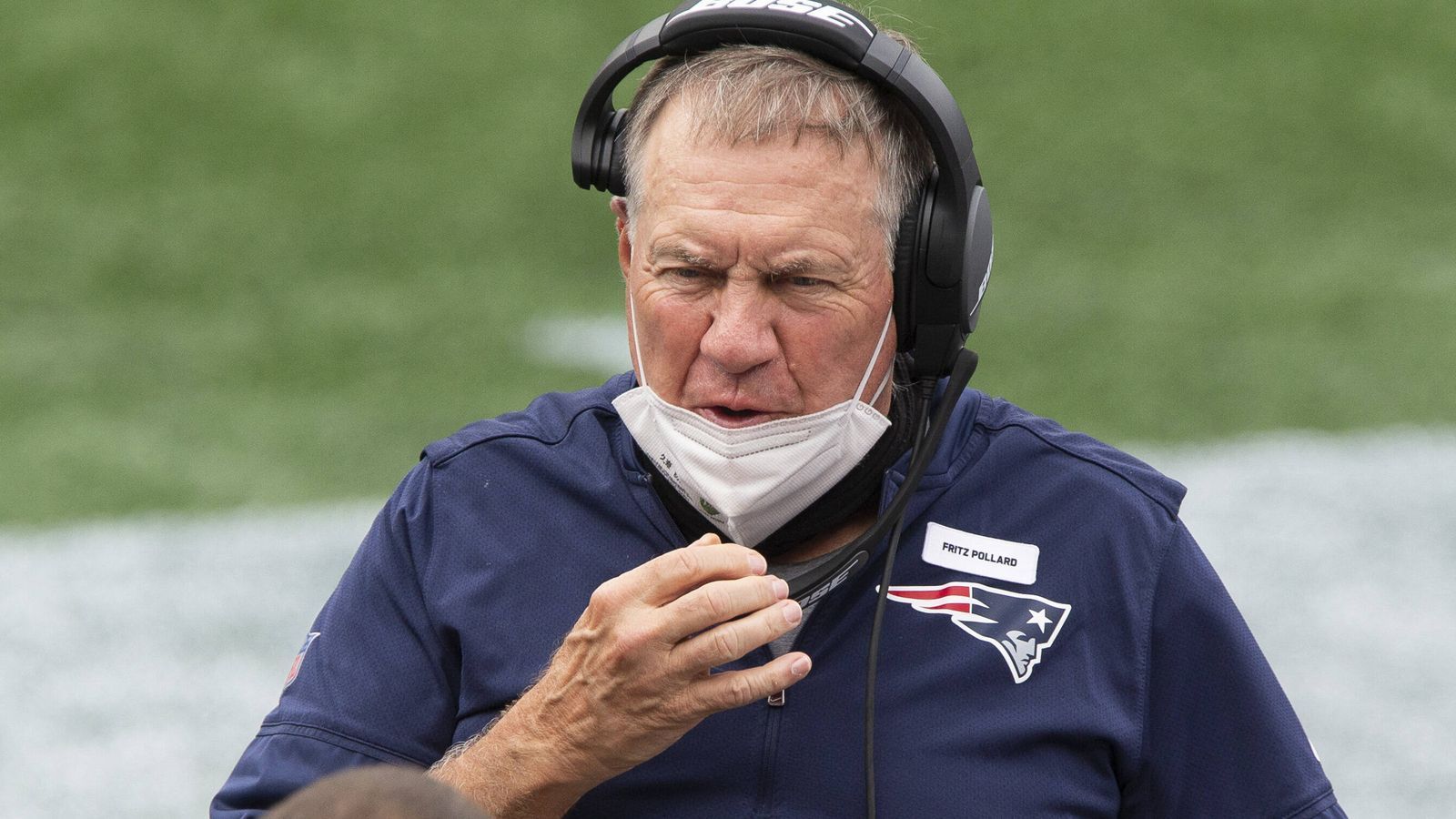 
                <strong>Bill Belichick verliert Draft-Vertrauten</strong><br>
                Auch Trainer-Legenden wie Bill Belichick haben Experten, die sie unterstützen. Ernie Adams ist zum Beispiel seit 2000 "Football Research Director" bei den New England Patriots und in seiner Rolle auch in den Draft-Prozess der Franchise involviert. Mit Belichick arbeitete er bereits bei den Browns und den Giants zusammen. Der Draft 2021 war nun allerdings der letzte für die Patriots, bestätigte Belichick. Ob der 68-jährige Adams zurücktritt, sagte er aber nicht. "Seine Beiträge sind historisch", sagte Belichick. "Er war buchstäblich in jeden einzelnen Aspekt auf jeder Ebene des Football-Programms involviert, in die man involviert sein kann."
              