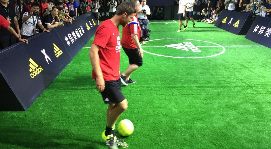 
                <strong>Der FC Bayern auf China-Tour</strong><br>
                Ein bisschen Kicken in Peking. Xabi Alonso zeigt sein Können beim Sponsoren-Termin und erfreut dabei die Fans.
              
