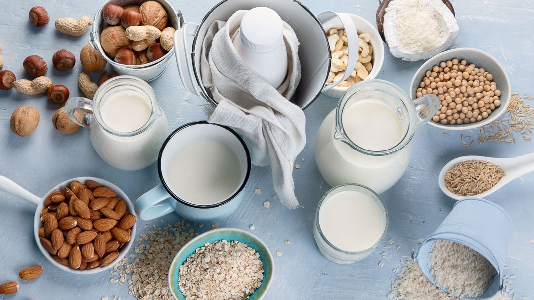 Pflanzenmilch ist eine beliebte Alternative zu Kuhmilch. Allerdings besitzt sie viel weniger Protein als Kuhmilch und ist unter Umständen sogar krebserregend (Symbolbild).