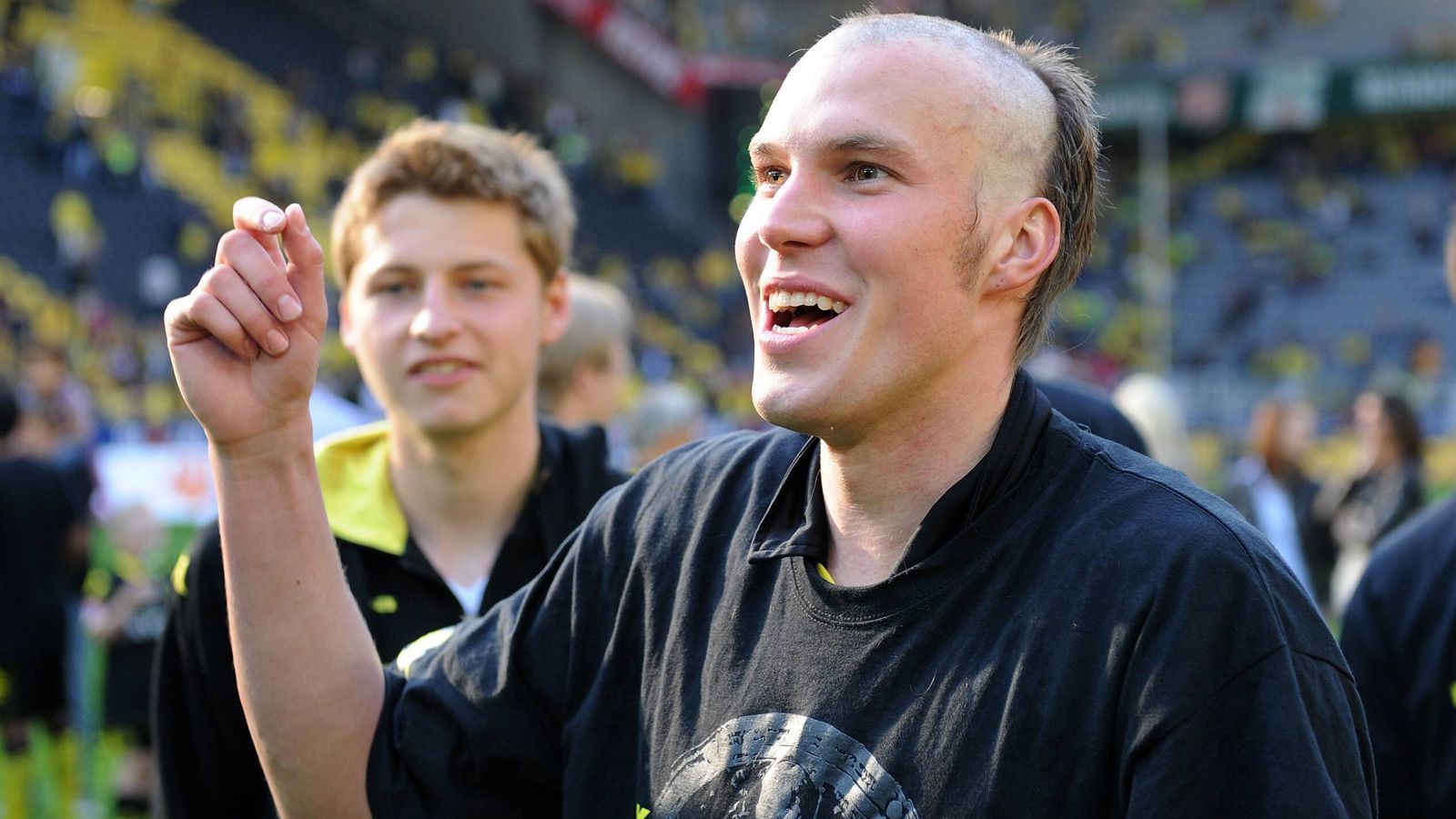 
                <strong>Kevin Großkreutz</strong><br>
                In allen 34 Spielen der Saison 2010/11 stand Kevin Großkreutz für seinen Herzensklub auf dem Platz. Der Fanliebling ließ sich im Freudentaumel nach dem vorzeitigen Gewinn der Meisterschaft im Signal-Iduna-Park die Haare rasieren. Sportlich hatte Großkreutz mit acht Saisontoren einen erheblichen Anteil am damaligen Erfolg des BVB. Bis 2015 blieb der gebürtige Dortmunder noch bei der Borussia unter Vertrag, danach ging es zu Galatasaray, dem VfB Stuttgart, Darmstadt und zuletzt zum KFC Uerdingen. Mit dem Drittligisten traf sich Großkreutz 2020 sogar vor dem Arbeitsgericht. Dieser Prozess markierte gleichzeitig das Ende der Profikarriere des 32-Jährigen. Mittlerweile kickt der Weltmeister von 2014 nur noch in der Westfalenliga für den TuS Bövinghausen.
              