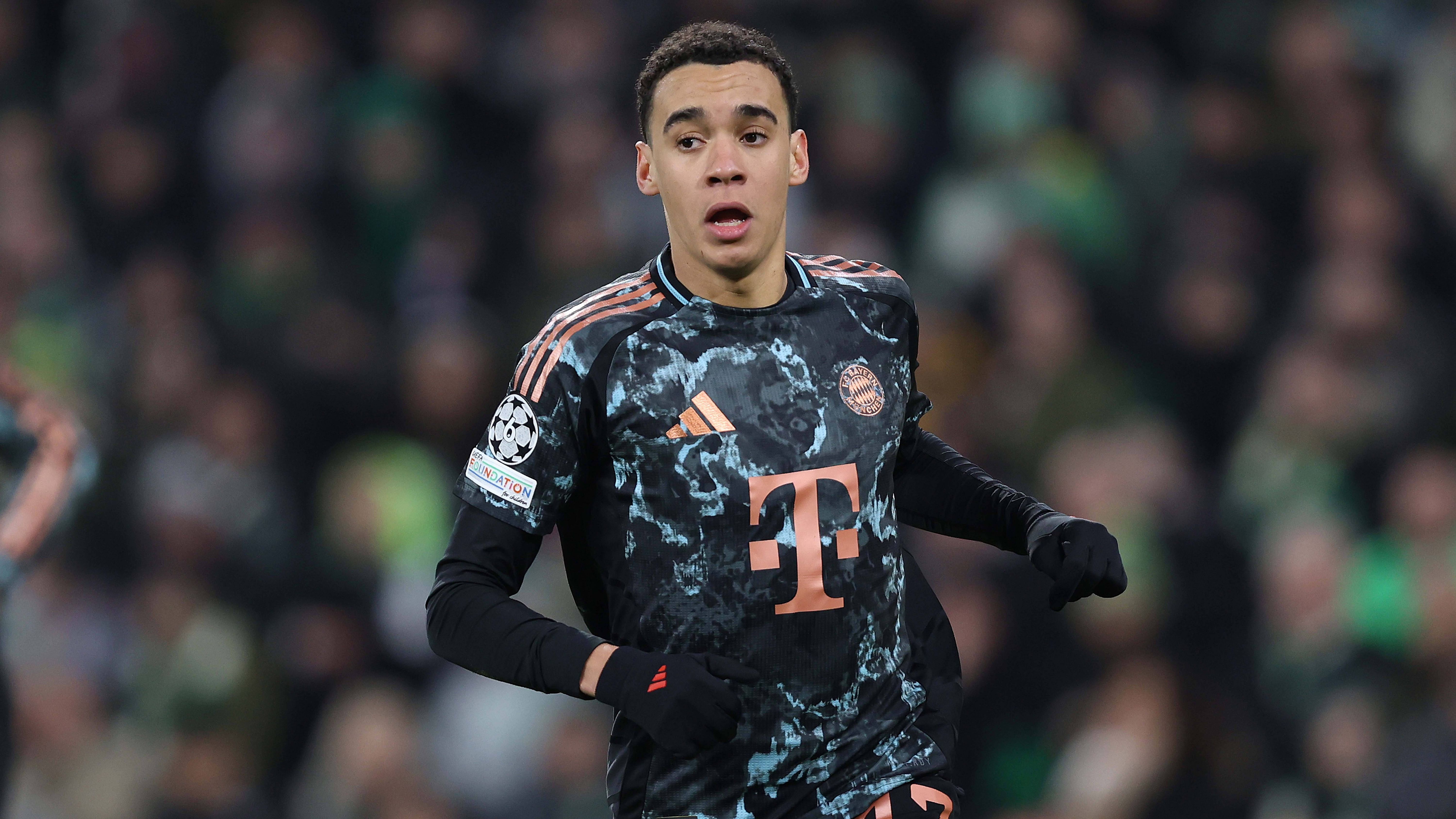 <strong>Jamal Musiala</strong><br>Vertrag bis 2030<br>Die Hängepartie ist beendet! Jamal Musiala hat seinen Vertrag bis 2030 verlängert! Damit steigt Musiala in der Gehaltsliste des FC Bayern nach ganz oben auf und thront laut "BILD" mit 25 Millionen Euro Jahresgehalt gemeinsam mit Harry Kane ganz oben. Die Ausstiegsklausel liegt demnach bei 175 Millionen Euro. Ab 2029 fällt der Wert auf 100 Millionen Euro. Über ein Detail gibt es noch Unstimmigkeiten. "Sky" berichtet, dass die Klausel sofort gilt, "BILD" schreibt jedoch, dass die Ausstiegsklausel erst 2028 greift.