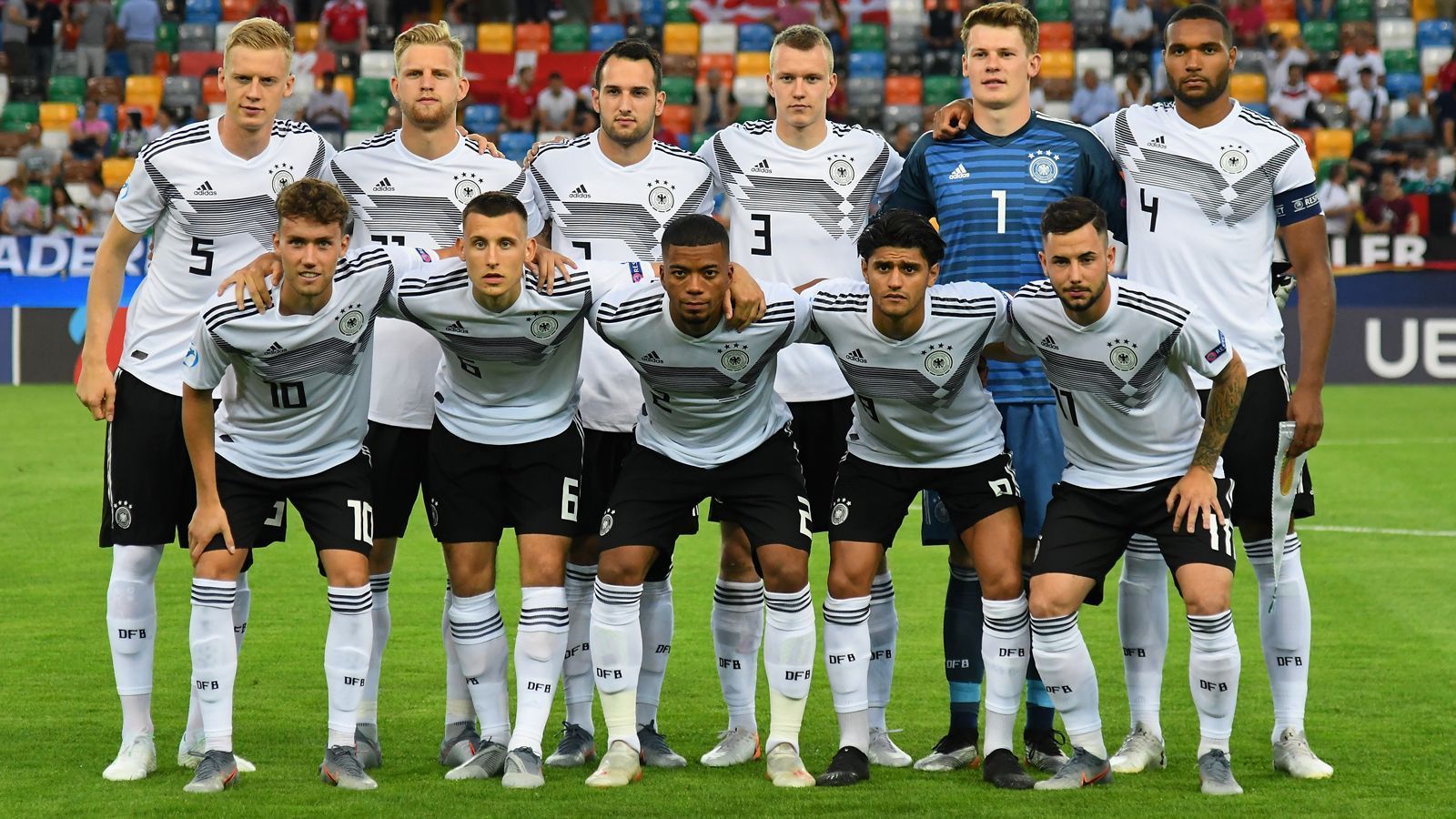 
                <strong>U21-EM: Das deutsche Team gegen Dänemark in der Einzelkritik</strong><br>
                Die ersten drei Punkte sind im Sack. Mit dem 3:1 über Dänemark feiert die deutsche U21-Auswahl einen erfolgreichen Start in die EM in Italien und San Marino. ran.de präsentiert die Noten zum überzeugenden Auftakt.
              