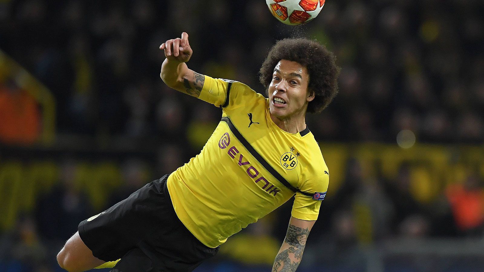 
                <strong>Axel Witsel</strong><br>
                In der ersten Halbzeit steht der alleinige Sechser weitestgehend sicher, spielt aber eher unauffällig. Nach dem Gegentreffer ist vom Belgier mehr zu sehen, allerdings schleichen sich so auch mehr Fehler ein. Note: 4
              