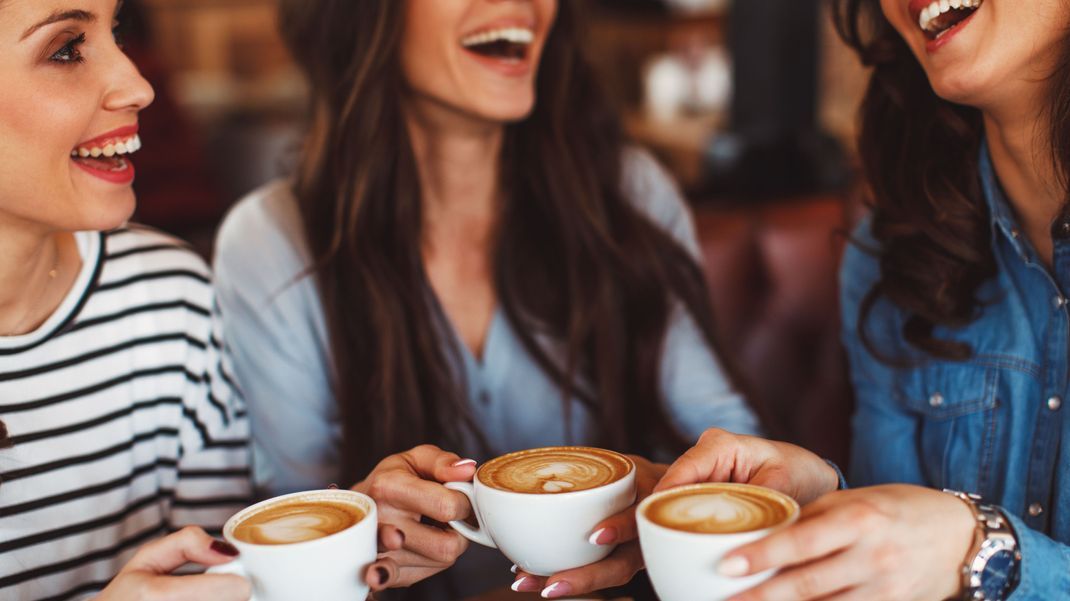 Die Tasse Kaffee gehört für viele zum erfolgreichen Start in den Tag. Aber was passiert, wenn du täglich Kaffee trinkst? Wir klären es. 