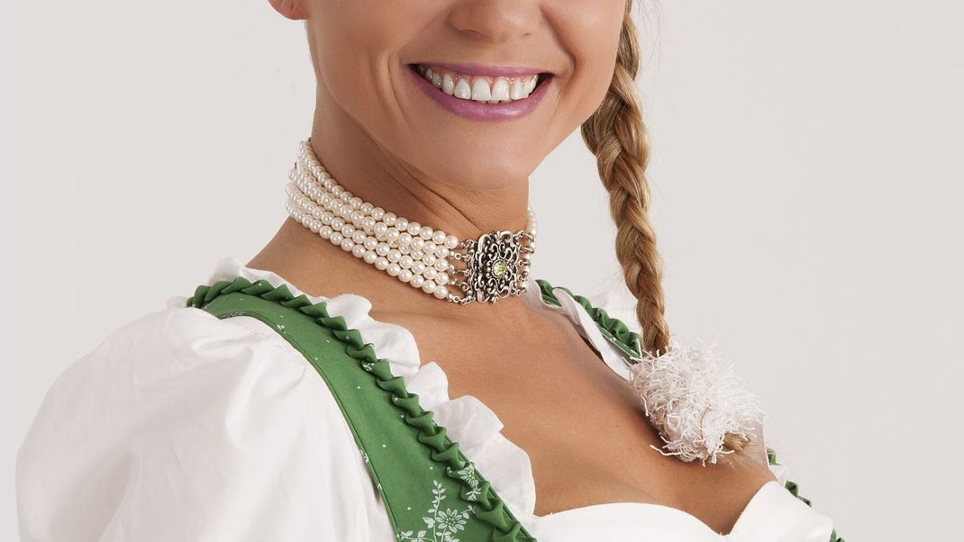 Eine Frau im Dirndl mit Kropfband