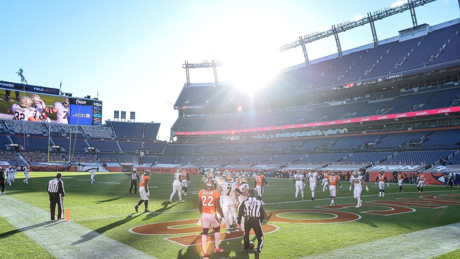 
                <strong>Denver Broncos </strong><br>
                In Denver konkurrieren Drew Lock und Teddy Bridgewater um die Rolle des Starting-Quaterbacks. Eine Dauerlösung dürften beide nicht sein. Das kolportierte Interesse an Aaron Rodgers zeigt, dass ein neuer Passgeber herzlich willkommen wäre. Vom Draft-Kapital her können die Broncos nicht mit den Eagles mithalten. Allerdings soll Watson in seinem Vertrag eine No-Trade-Klausel besitzen. Das bedeutet: Er könnte einen Trade nach Denver forcieren, indem er alle anderen Optionen ausschlägt.   
              