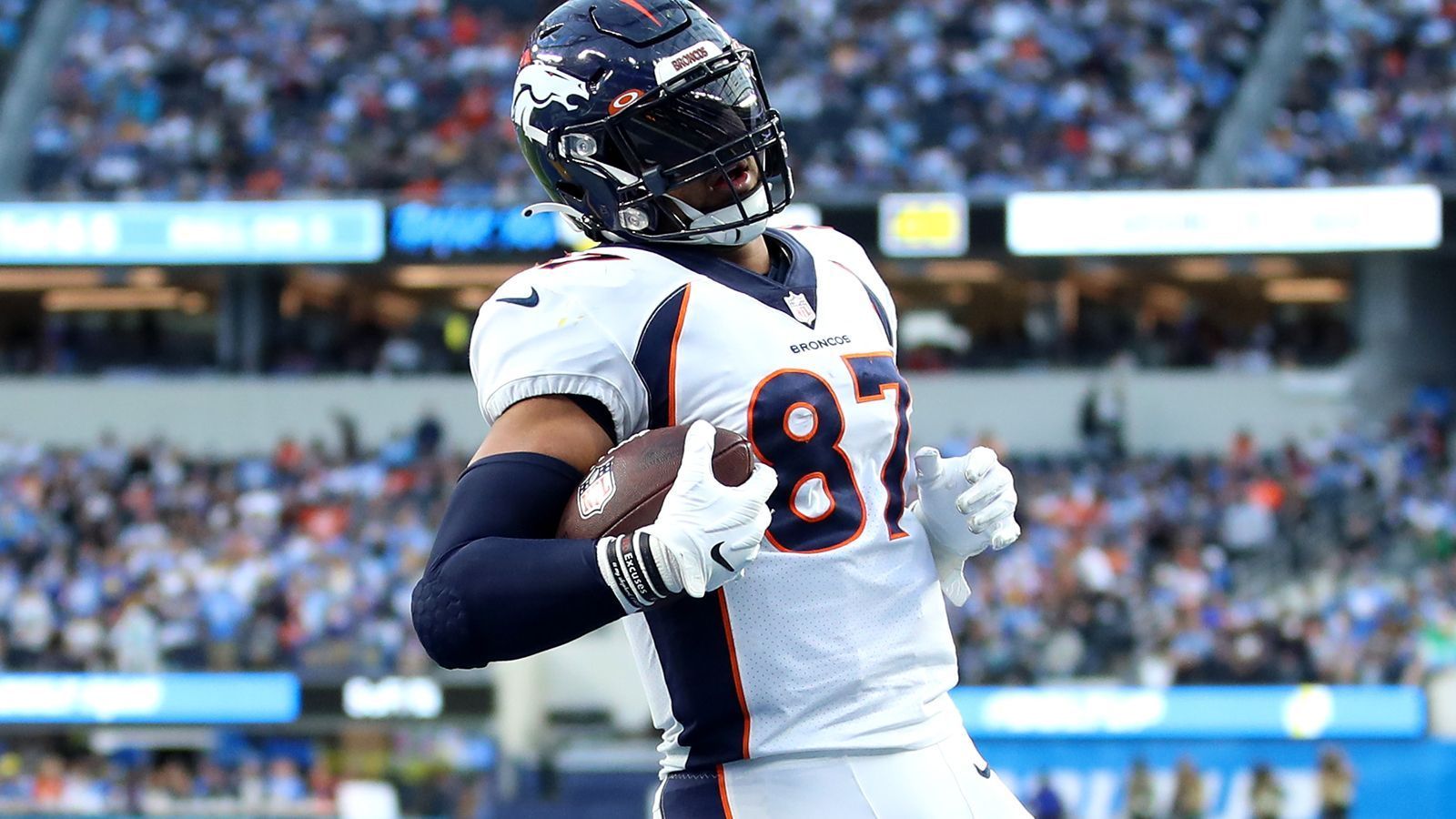 
                <strong>Noah Fant</strong><br>
                Auch Tight End Noah Fant gehört zum Draftpaket, dass die Broncos für Wilson schnüren. Der ehemalige Erstrundenpick aus dem Jahr 2019 startete in den vergangenen zwei Spielzeit nahezu jedes Spiel und kam in der Saison 2021 auf 670 Receiving Yards und drei Touchdowns. 
              