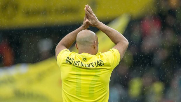 
                <strong>80.000 Fans verabschieden Dede</strong><br>
                Unter dem Motto "Es ist unserer Tag" verabschiedet sich Dede nach 89. Minuten von der Fußballbühne. Für den zweimaligen Deutschen Meister gibt es Standing Ovations von Fans und Mitspielern. Nach 399 Pflichtspielen sagt Dede: "Tschüß".
              