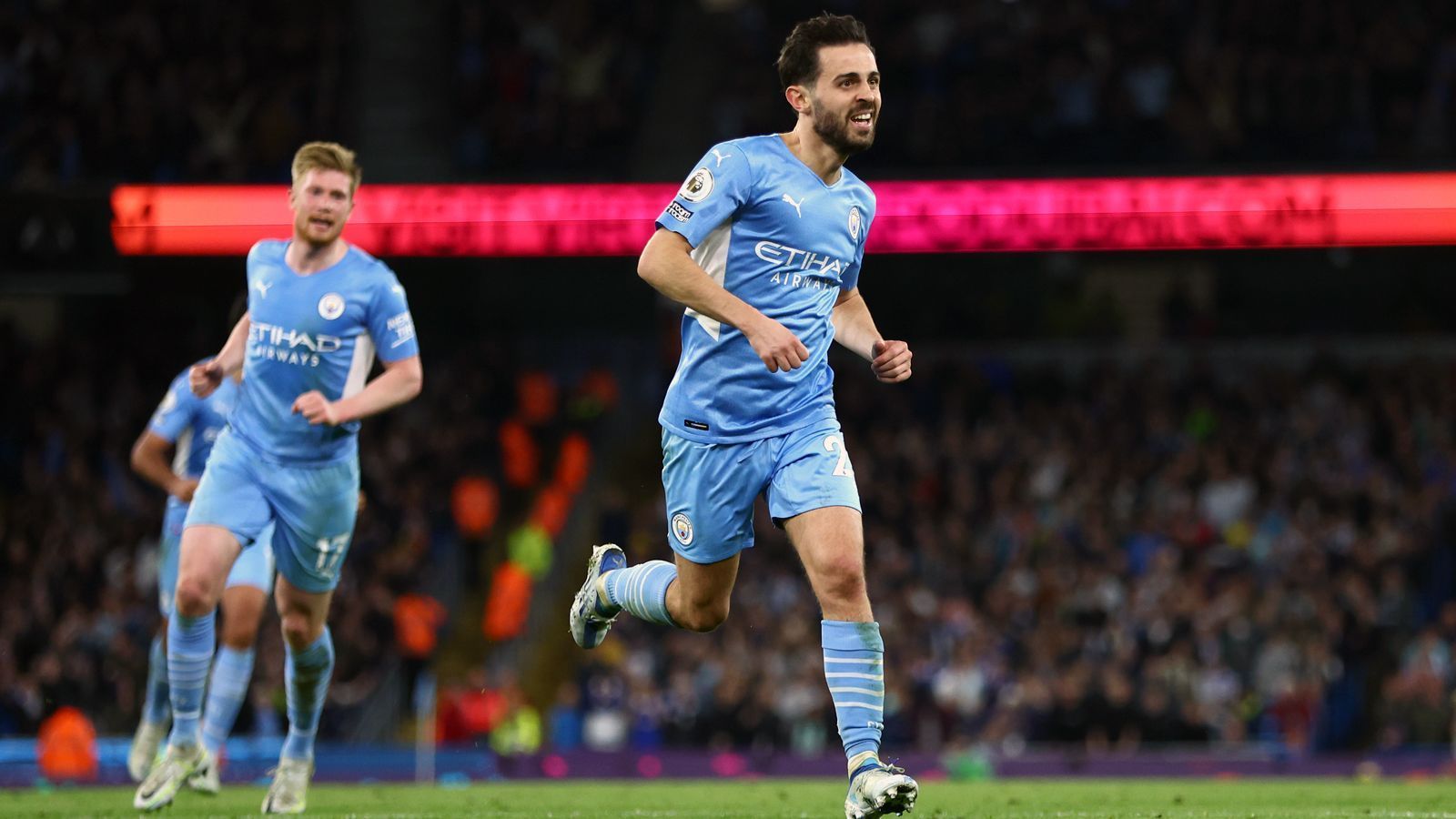 
                <strong>Mittelfeld: Bernardo Silva (Manchester City)</strong><br>
                35 Einsätze, acht Tore, vier Vorlagen. So liest sich die Saisonbilanz von Manchester Citys Bernardo Silva in der abgelaufenen Premier-League-Saison. Diese Statistik hat die anderen Premier-League-Akteure so beeindruckt, dass sie den Nationalspieler ins Team des Jahres wählten. Für den 27-Jährigen war der Titel in der Saison 2021/22 bereits der vierte im Laufe seiner City-Ära, die 2017 begann. 
              