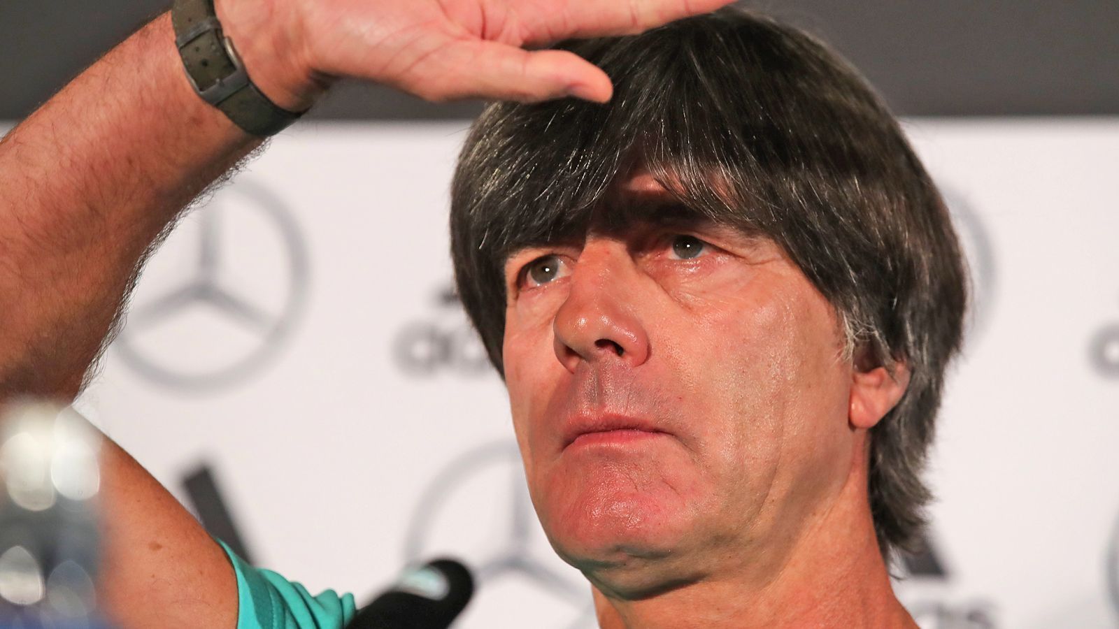 
                <strong>Es könnte ihn den Job kosten: Was Löw dringend ändern muss</strong><br>
                Die Uhr schlägt nicht fünf vor zwölf. Es ist Punkt zwölf. In der Nations League verlor die deutsche Nationalmannschaft gegen die Niederlande 0:3. Die deutliche Pleite beweist: Seit dem WM-Debakel hat sich im DFB-Team nichts geändert. Trainer Joachim Löw setzt auf einen Großteil seiner Stammkräfte, die Defensive ist anfällig, die Offensive zu ineffizient im Abschluss. Wenn Löw nicht bereits gegen Frankreich zentrale Problemstellen angeht und ändert, könnte ihn das doch schon bald das Traineramt kosten. ran.de zeigt fünf Punkte, die Löw schon gegen Frankreich ändern muss.
              