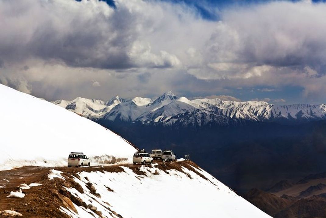 Auf dem Khardung La Pass im indischen Ladakh fahren Fahrzeuge auf über 5.000 Meter hoch gelegenen Straßen.