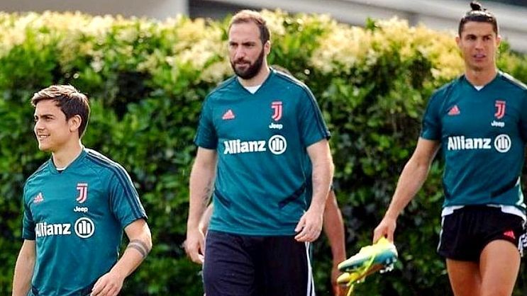 
                <strong>Gonzalo Higuain (Juventus Turin)</strong><br>
                Wie es scheint, hat sich Juve-Stürmer Gonzalo Higuain während der Pause aufgrund der Corona-Krise etwas gehen lassen. Während sich Team-Kollege Cristiano Ronaldo wie gewohnt in absoluter Top-Form befindet, haben sich bei Higuain ein paar Pfunde angesammelt. Schon im Jahr 2016, als er für 90 Millionen Euro vom SSC Neapel nach Turin wechselte, erntete er bei seinem ersten Testspiel Hohn und Spott. Damals sah man ihm ebenfalls an, dass er die Sommerpause nicht nur für Cardio genutzt hat. Rund drei Wochen hat der Argentinier noch Zeit, um in Form zu kommen, denn dann geht es mit der Serie A wieder los. 
              