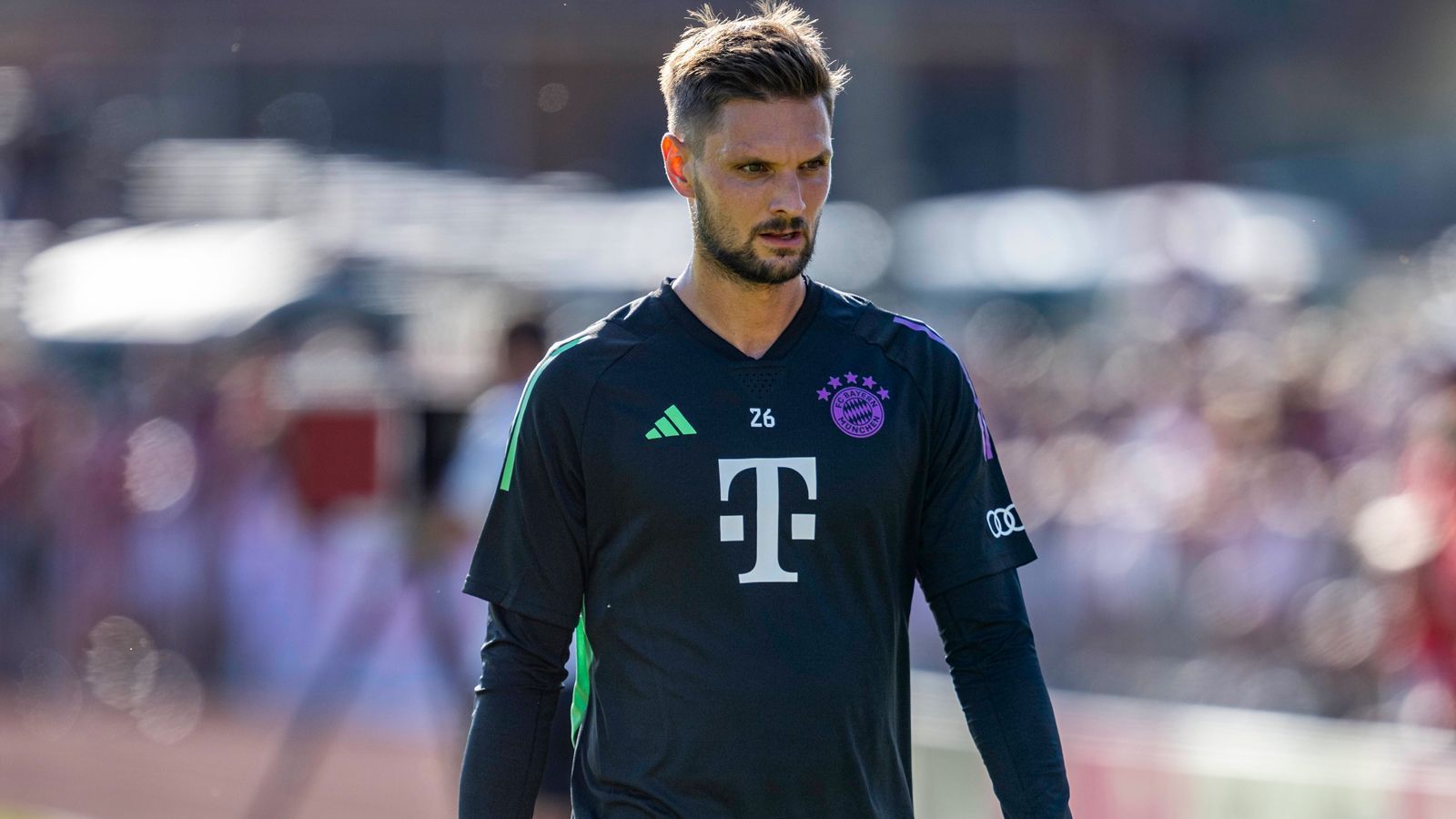 
                <strong>Sven Ulreich</strong><br>
                Hatte vielleicht zweimal den Ball am Fuß. Darf seinen Startelf-Einsatz allerdings als Garantie verstehen, dass er hinter Manuel Neuer als Nummer 2 in die Saison gehen wird. Yann Sommer und Alex Nübel tauchten nämlich gar nicht erst auf dem Spielberichtsbogen auf – sie sollen sich offenkundig vor ihren anstehenden Wechseln nicht mehr verletzen.
              