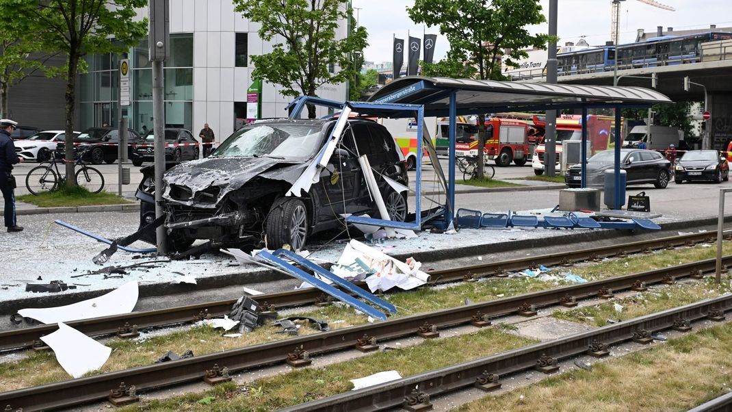 Ein Auto ist in München in eine Trambahn-Haltestelle gefahren. Dabei wurden sieben Menschen zum Teil schwer verletzt.