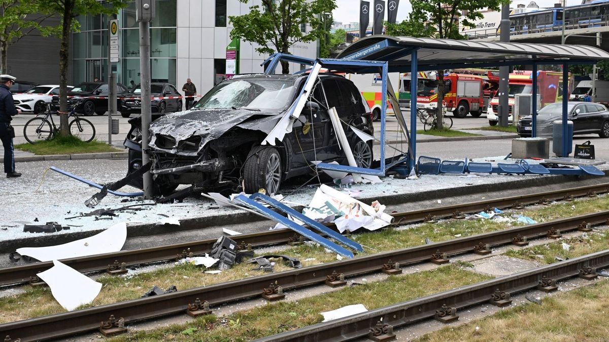 Auto fährt in Haltestelle