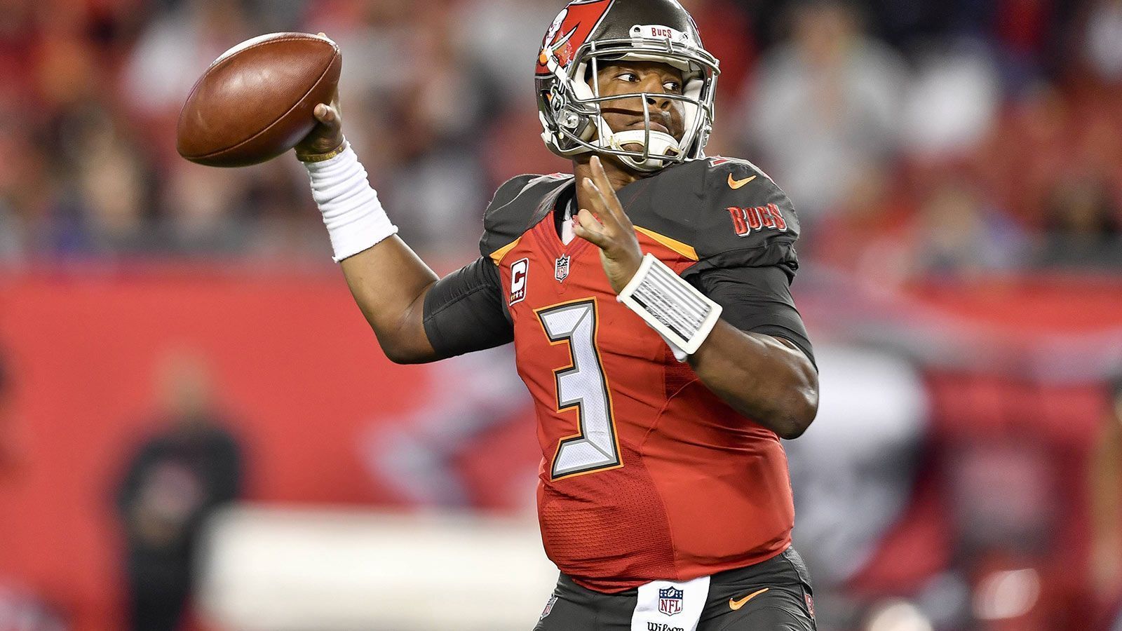 
                <strong>Jameis Winston (Pick 1 im Draft 2015, Tampa Bay Buccaneers)</strong><br>
                Bei den Tampa Bay Buccaneers agierte Jameis Winston zwischen Genie und Wahnsinn. In seiner letzten Saison bei den Buccaneers warf er zwar 33 Touchdowns, leistete sich aber auch 30 Interceptions. In den vergangenen drei Jahren stand er bei den New Orleans Saints unter Vertrag, konnte sich aber auch dort nicht als Starter etablieren.&#x2022; Aktuelle Situation: Backup bei den New Orleans Saints<br>&#x2022; 80 Spiele von Beginn an (34-46)<br>&#x2022; 21.840 Passing Yards und 1.220 Rushing Yards<br>&#x2022; 139 Passing TDs und elf Rushing TDs bei 96 INTs<br>&#x2022; 61,3 Prozent Passgenauigkeit und 4,2 Yards pro Lauf<br>
              