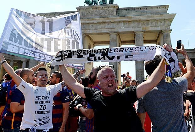 
                <strong>Champions-League-Finale: Juventus Turin vs. FC Barcelona</strong><br>
                Die Tifosi finden sich dagegen auf dem Alexanderplatz ebenfalls zu Tausenden zusammen. Hier sind die Maskottchen der Juve-Stars Andrea Pirlo und Paul Pogba begehrte Partner für Handyfotos. Vereinzelt brennen Juve-Fans auch Pyrotechnik ab.
              