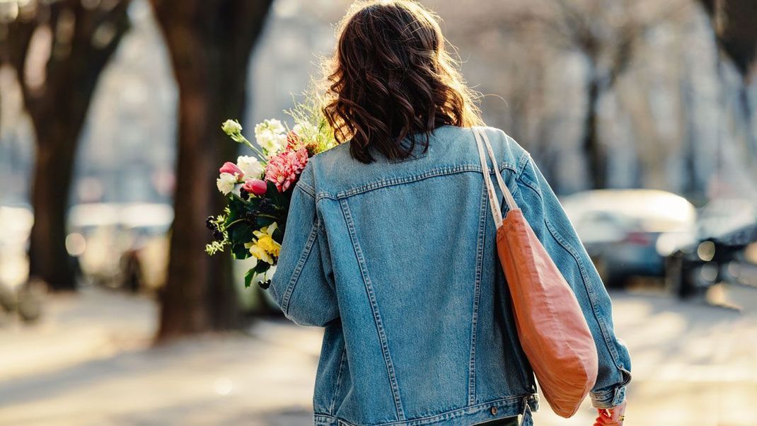 Ein intensives dunkles Braun reiht sich unter unsere Haarfarben-Lieblinge für den Herbst – wie gefällt dir der Look?