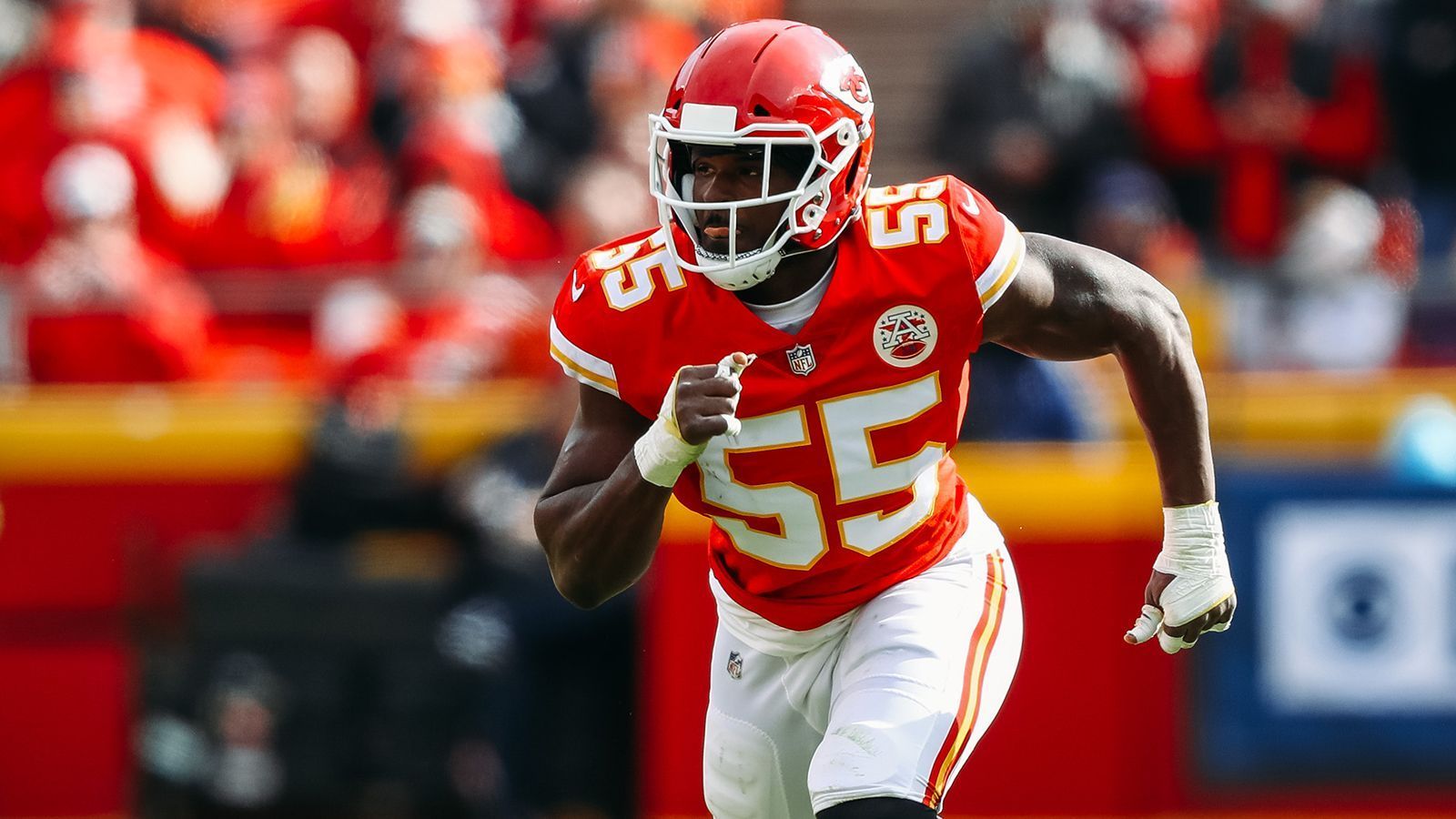 
                <strong>Verlierer: Dee Ford</strong><br>
                Tief im vierten Viertel dachten die Heim-Fans im Arrowhead Stadium, dass das Super-Bowl-Ticket zum Greifen nahe ist. Beim Stand von 28:24 für die Chiefs und weniger als 60 Sekunden auf der Uhr flutschte Patriots-Tight-End Rob Gronkowski ein Pass durch die Finger, die Defense konnte das Ei abfangen. Interception und höchstwahrscheinlich Game Over. Doch eine Offside-Strafe von Linebacker Dee Ford brachte den Ball zurück zu den Patriots. Besonders bitter: Ford war in der Saison mit 13 Sacks einer der besten Verteidiger der Chiefs. Doch beim Offside stand er deutlich in der neutralen Zone. 
              