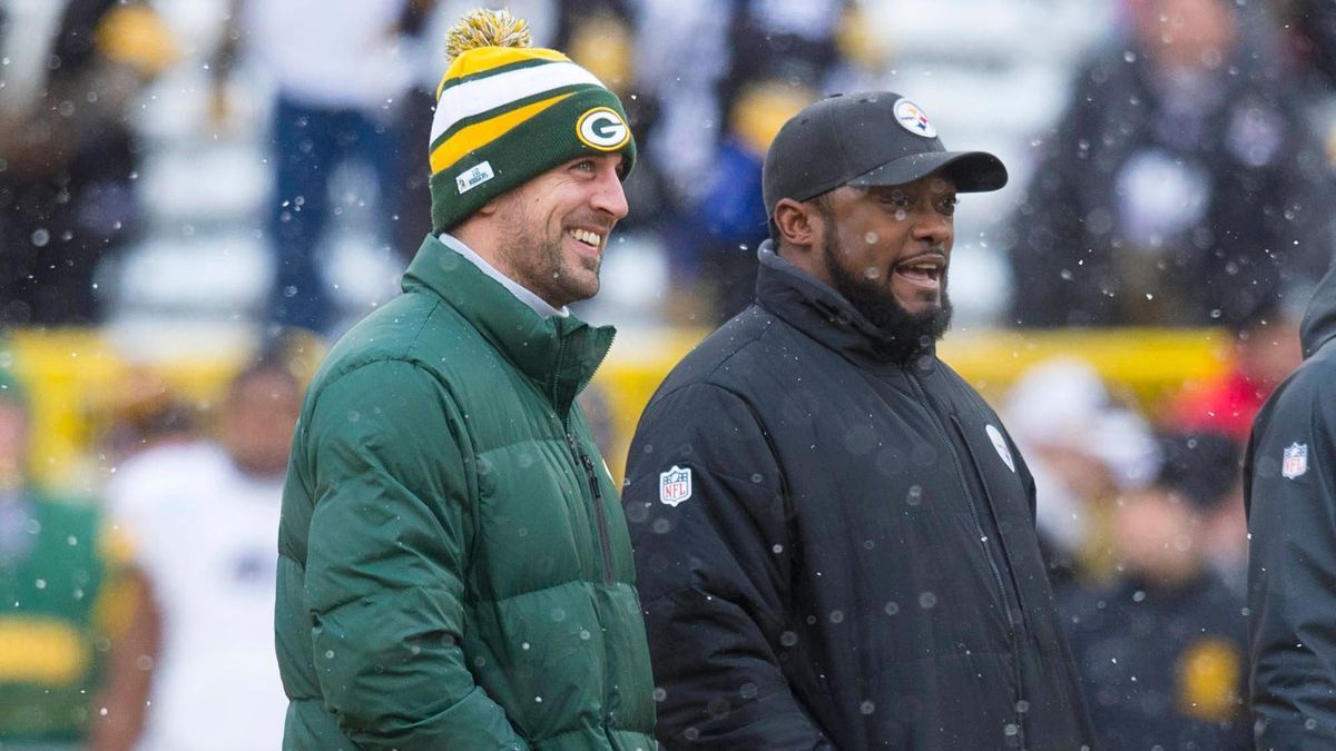 NFL, American Football Herren, USA Pittsburgh Steelers at Green Bay Packers Dec 22, 2013; Green Bay, WI, USA; Green Bay Packers quarterback Aaron Rodgers and Pittsburgh Steelers head coach Mike Tom...
