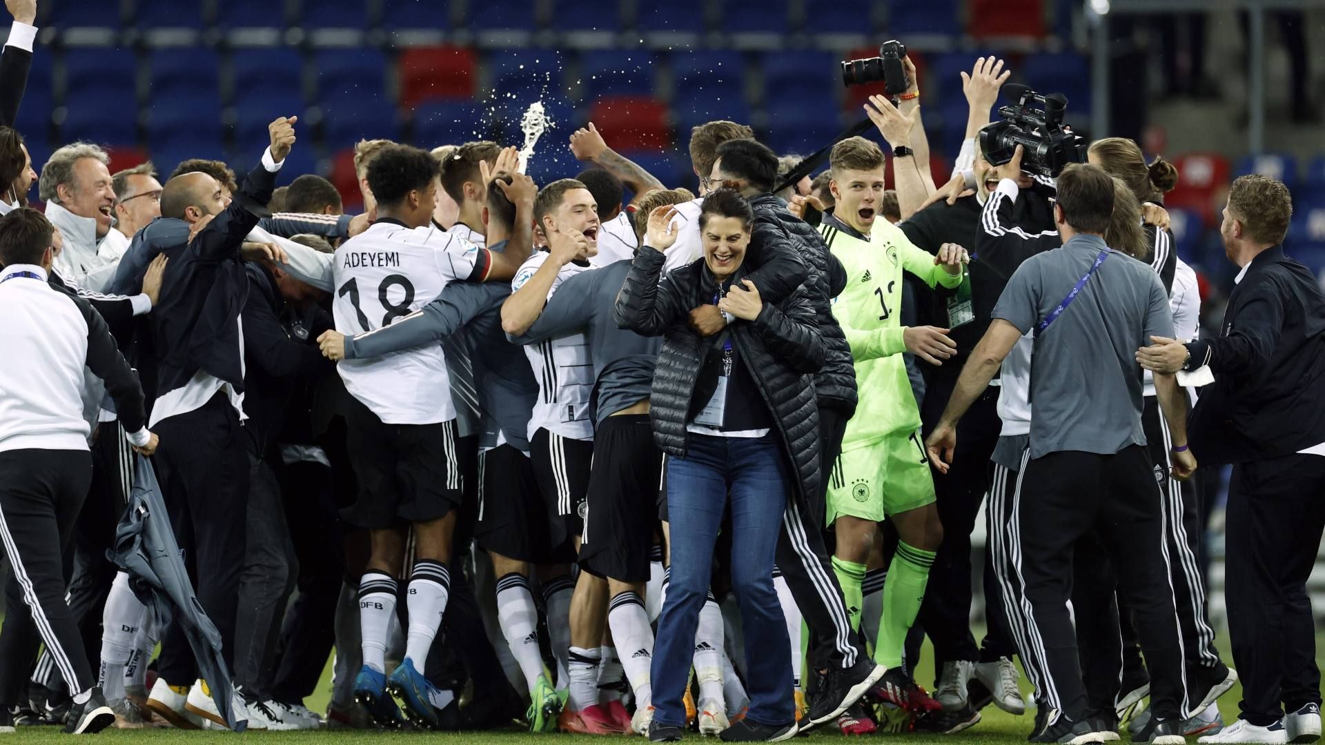 
                <strong>Die Stars der Mannschaft: 2021</strong><br>
                Sie haben es tatsächlich geschafft! Dank der Willensleistung über die Niederlande steht die Mannschaft von Stefan Kuntz zum dritten Mal in Folge im Finale der U21-Europameisterschaft. Der größte Unterschied zu den Jahren zuvor ist sicherlich die Qualität des Kaders in der Spitze. Mit Florian Wirtz hat man zwar anders als 2017 und 2019 eine Art Supertalent im Kader, das durch individuelle Leistungen deutlich heraussticht, doch dahinter klafft in der Breite eine größere Lücke. Ridle Baku konnte sein Talent ebenfalls unter Beweis stellen, gehört allerdings auch zu den ältesten Spielern im Kader. Talente wie Mergim Berisha, Arne Maier und Lukas Nmecha haben zweifelsfrei Talent, doch im Gesamtbild wirkt der Kader im Vergleich zu den Jahren zuvor - sowie im Vergleich mit den anderen großen Fußball-Nationen - weniger stark besetzt, was den Finaleinzug nur umso beeindruckender erscheinen lässt. 
              