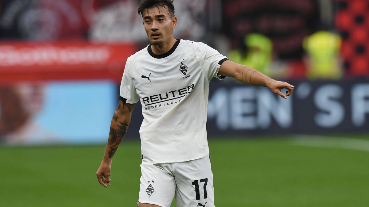 Jens Castrop ( Borussia Moenchengladbach ) gibt Anweisungen. GER, Bayer 04 Leverkusen vs Borussia Moenchengladbach, Fussball, Bundesliga, 4. Spieltag, Spielzeit 2025 2026, 21.09.2025 DFL REGULATION...