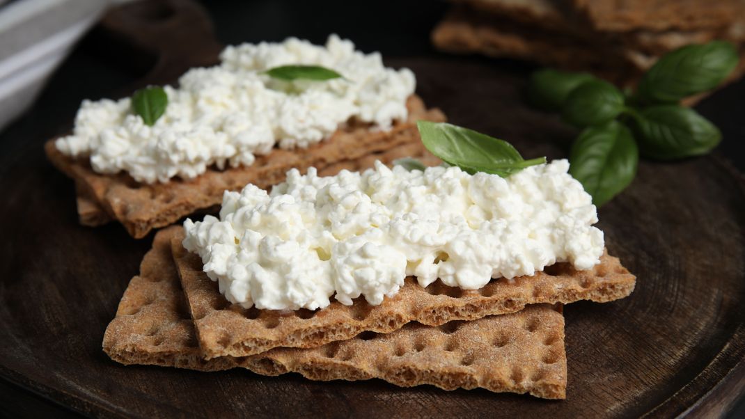 Hüttenkäse ist bei Sportler:innen beliebt. Denn er steckt voller wertvoller Inhaltsstoffe. Wie du mit dem Käse abnehmen kannst, verraten wir auf dieser Seite. 