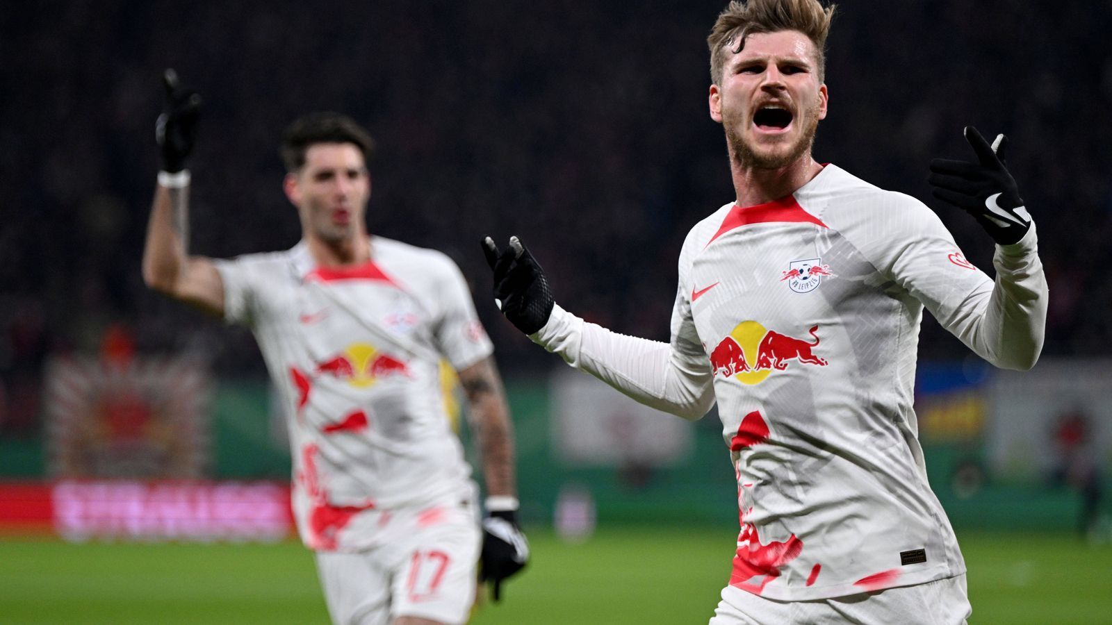 
                <strong>RB Leipzig gegen Borussia Dortmund: Die Noten der Spieler</strong><br>
                Drei Tage nach der Niederlage gegen den FC Bayern kassiert Borussia Dortmund mit dem Pokalaus durch das 0:2 bei RB Leipzig den nächsten Tiefschlag. Während Dani Olmo bei Leipzig überragt, ist die BVB-Offensive völlig von der Rolle. Immerhin: An Gregor Kobel lag es diesmal nicht. Die ran-Noten zum Pokal-Viertelfinale.
              