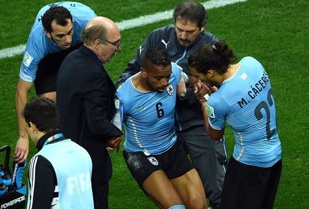 
                <strong>Hart, härter, Alvaro Pereira</strong><br>
                Pereira musste beim Verlassen des Rasens gestützt werden, konnte nicht alleine gehen - kein Wunder also, dass die Betreuer der Trainerbank der "Urus" signalisierten, den Verteidiger umgehend auszuwechseln.
              
