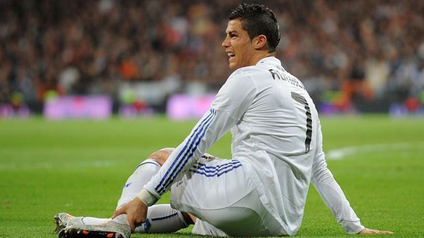 
                <strong>Krankenakte: Cristiano Ronaldo</strong><br>
                Nachdem Ronaldo die nächsten beiden Spielzeiten ohne Verletzungen absolvierte, fiel er in der Saison 2013/14 mehrfach für kurze Zeit aus. Zunächst wegen einer Verletzung im hinteren Oberschenkelbereich. Er verpasste deshalb zwei Partien.
              
