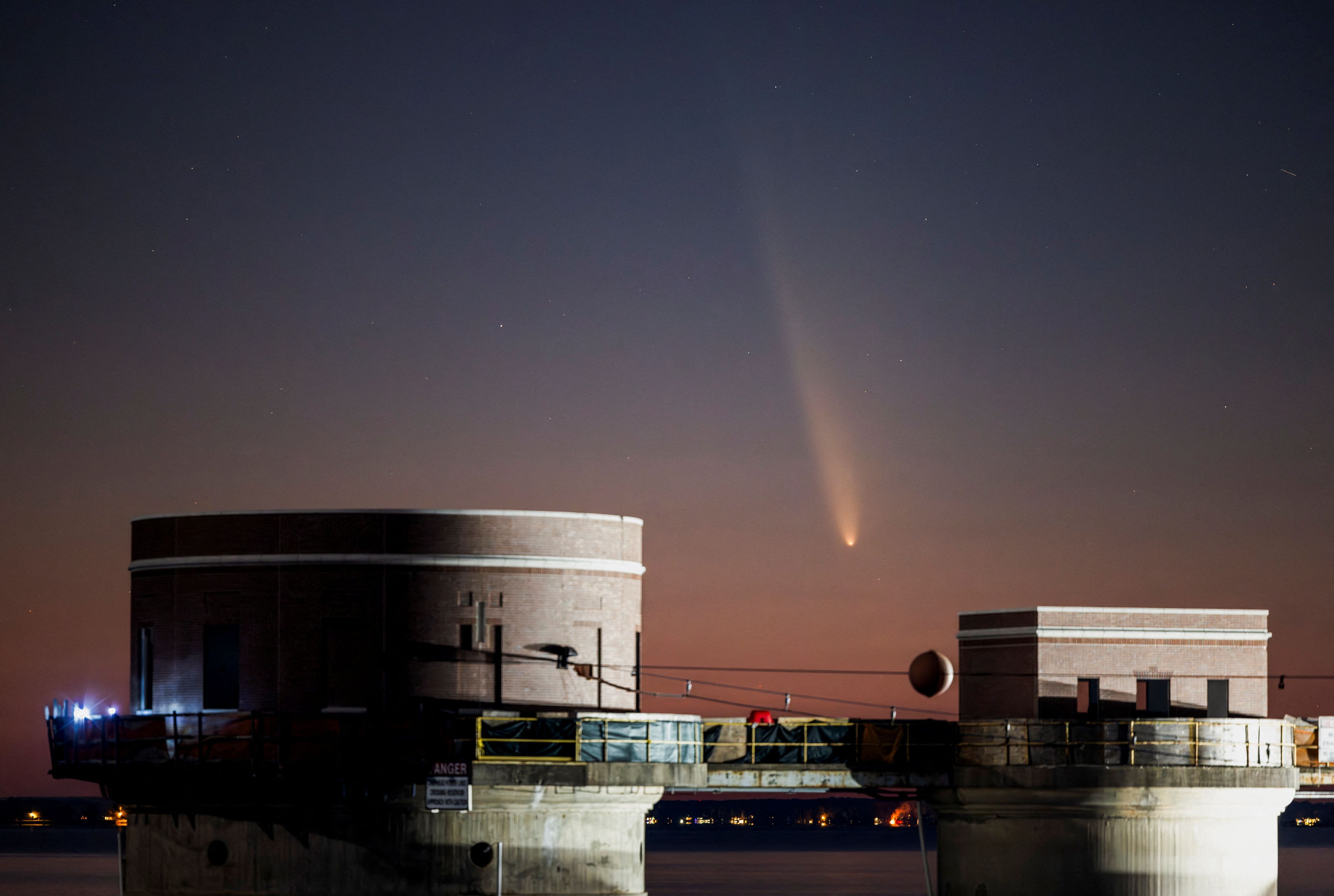 Der Komet C/2023 A3 (Tsuchinshan-Atlas) kurz nach Sonnenuntergang am westlichen Himmel über den Wasserkraftwerken des Lake Murray Dam in der Nähe von Columbia, South Carolina.