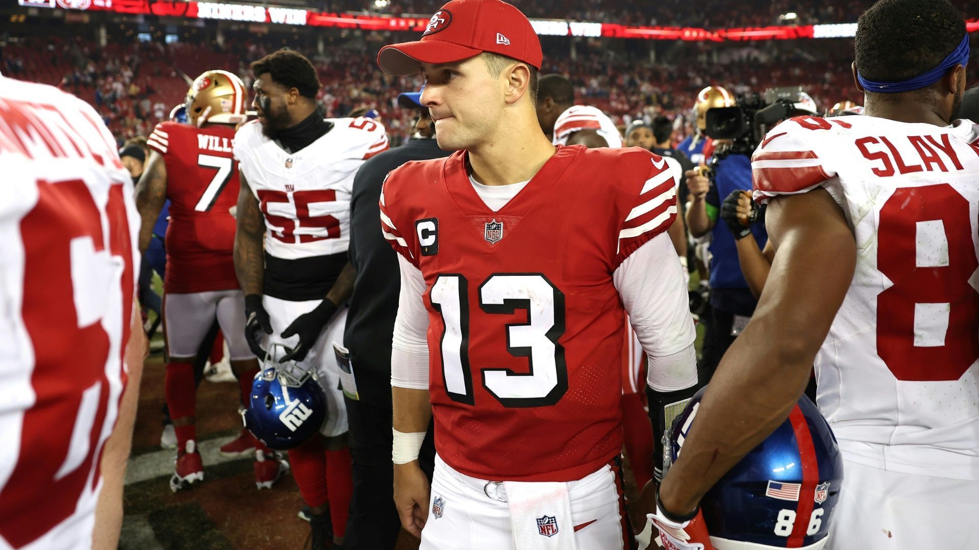 <strong>Brock Purdy trägt das Sieger-Gen in sich</strong><br>Quarterback Brock Purdy beweist, dass seine starken Leistungen der vergangenen Saison kein Zufall waren. Er bringt verlässlich die Bälle an den Mann, hat in den ersten drei Spielen ein QB-Rating von 106,3 und warf noch keine Interception. Besonders beeindruckend: Er hat alle acht regulären Saisonspiele, die er bislang als Starter bestritt, gewonnen.&nbsp;&nbsp;