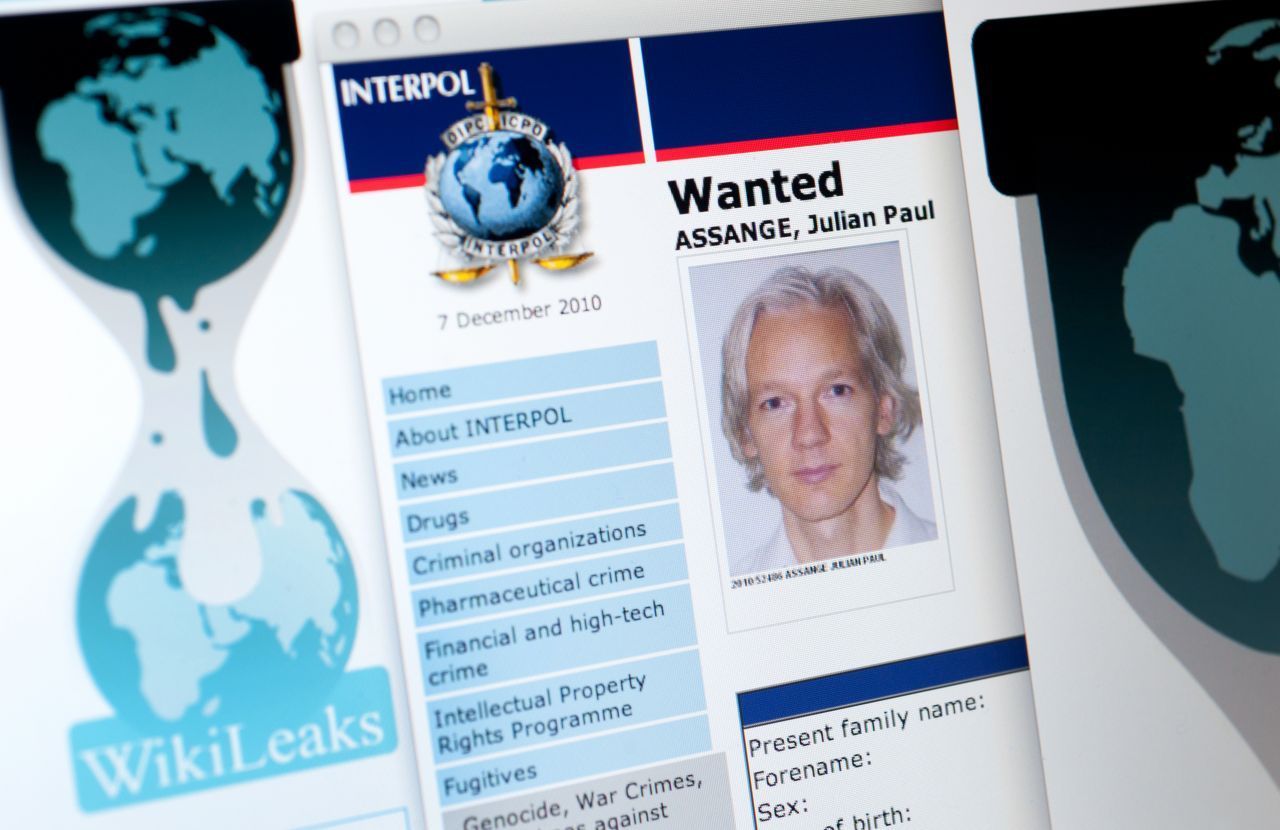 Wegen Vergewaltigungsvorwürfen von zwei Frauen in Schweden stellt sich Assange 2010 der britischen Polizei. Er versucht, eine Auslieferung nach Schweden zu verhindern.
