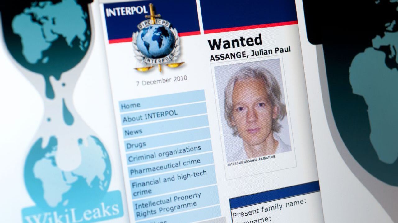 Wegen Vergewaltigungs-Vorwürfen von zwei Frauen in Schweden stellt sich Assange 2010 der britischen Polizei. Er versucht, eine Auslieferung nach Schweden zu verhindern.
