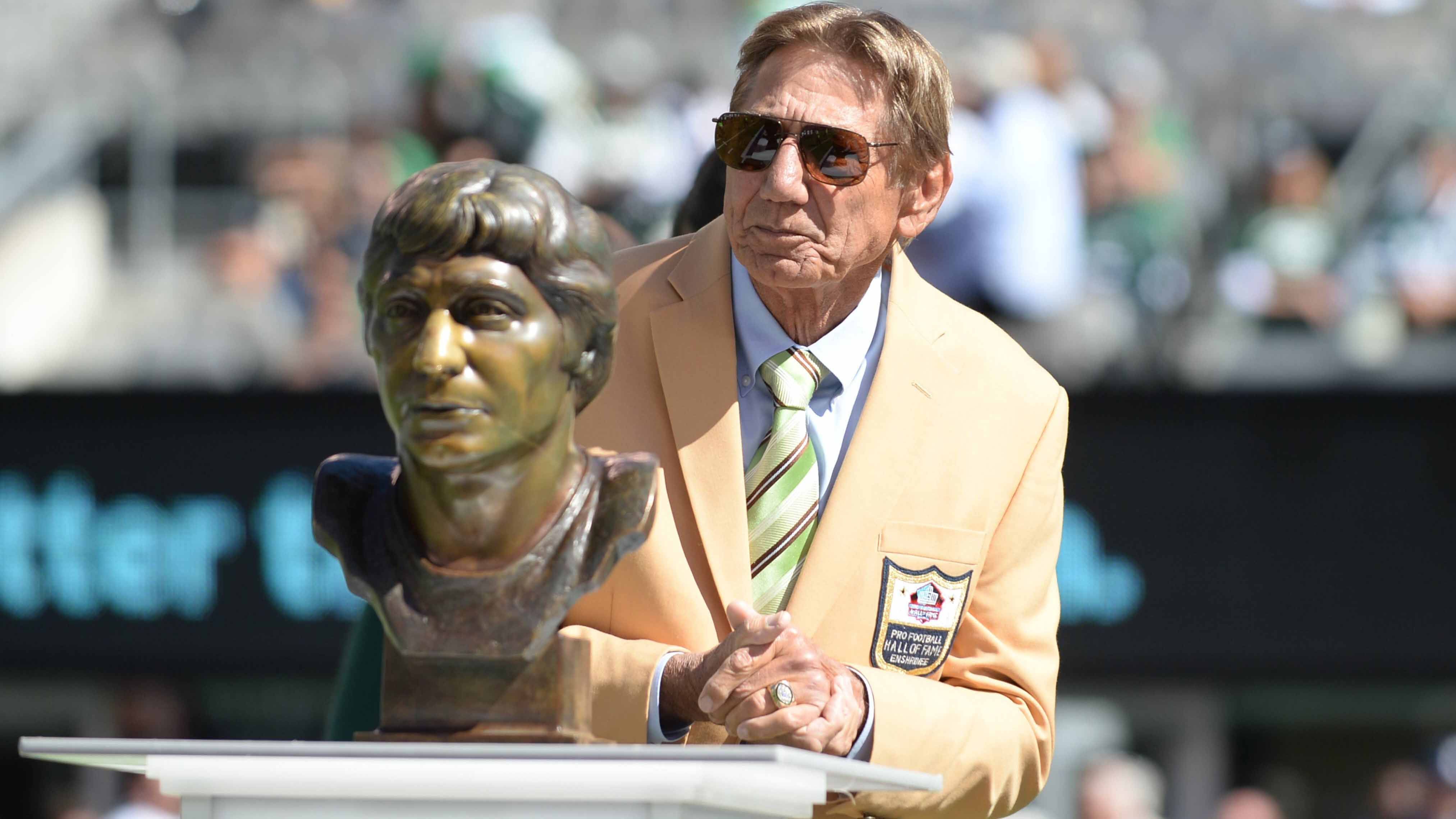 
                <strong>Joe Namath (1965 - 1977 / New York Jets, Los Angeles Rams)</strong><br>
                Die New York Jets schwelgen in der heutigen Zeit gerne in Erinnerungen an ihren legendären Quarterback Joe Namath. Zwar war das Touchdown-Interception-Verhältnis (173-220) von der bekannten Nummer zwölf nicht besonders gut, doch Namath war der Quarterback beim bisher einzigen Super-Bowl-Triumph der Jets. Sein ausgiebiges Leben außerhalb des Spielfelds, vor allem in der Nachtszene New Yorks, brachte ihm seinen Spitznamen "Broadway Joe" ein.
              