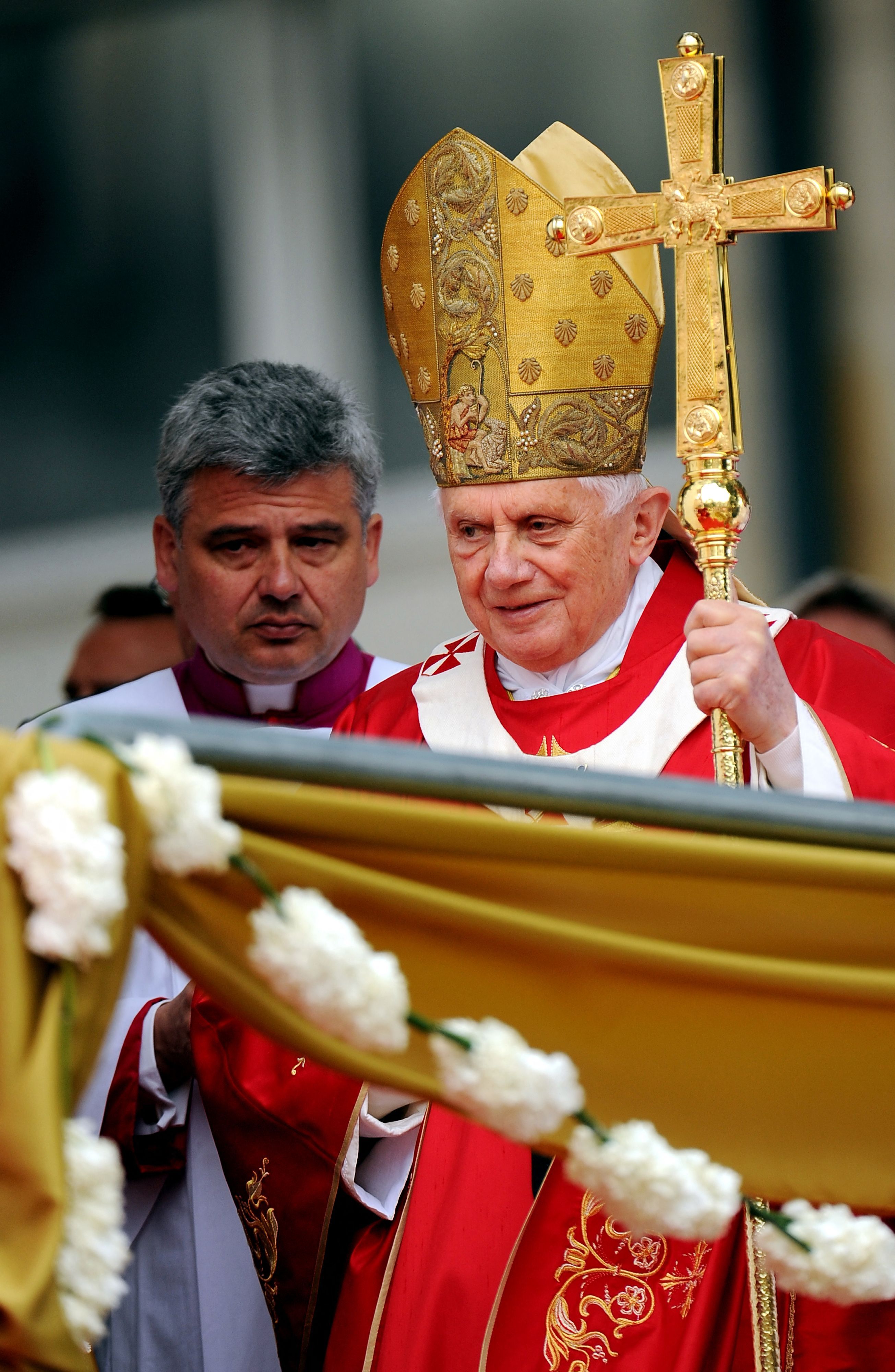 Papst Benedikt XVI. feiert in Portugal, um an die letzte Messe zu erinnern, wo riesige Menschenmengen den Papst unterstützten, während er gegen einen Priestermissbrauchsskandal kämpfte.