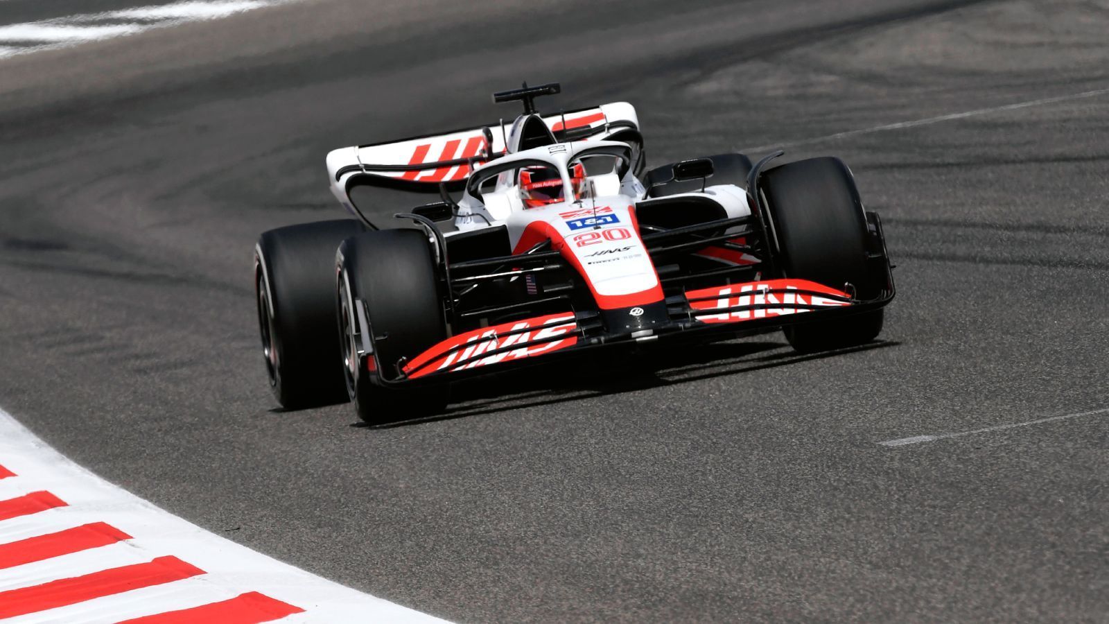 
                <strong>Platz 7: Haas</strong><br>
                Das schlechteste Team der vergangenen Saison auf einmal auf Platz sieben? Gute Testtage machen es möglich. Und das, obwohl die Tests so schlecht wie nur möglich starteten. Zuerst streikte die Technik, dann gab es die Kontroversen um den ehemaligen Hauptsponsor "Uralkali" sowie Fahrer Nikita Mazepin. Von der FIA wurden dem Team gar extra Runden in Bahrain eingeräumt.
              
