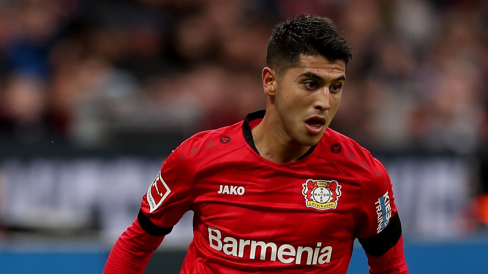 
                <strong>Exequiel Palacios</strong><br>
                Der junge Argentinier kam in der Winterpause mit großen Vorschusslorbeeren und für eine Ablösesumme von bis zu 22 Millionen Euro ins Rheinland. So richtig Fuß fassen konnte der zentrale Mittelfeldspieler bisher noch nicht. Im letzten Spiel für seinen Ex-Klub River Plate sah Palacios eine Rote Karte und wurde für die ersten drei Bundesliga-Partien gesperrt. Dann kam die Corona-Pause - nicht gerade die besten Voraussetzungen für einen 21-Jährigen, um sich an einen neuen Klub auf einem anderen Kontinent zu gewöhnen.
              