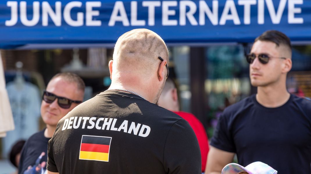 Der Verfassungsschutz beobachtet ein Wachstum der rechtsextremen Szene in Deutschland und hat dabei Organisationen wie&nbsp; die "Junge Alternative" im Visier.&nbsp;