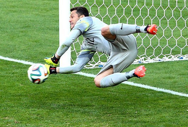 
                <strong>Brasilien vs. Chile (4:3 n.E.): Cesar hält</strong><br>
                Julio Cesar war vor der WM äußerst umstritten als Brasiliens Nummer 1 - mit seinen zwei gehaltenen Elfmetern bringt er die Kritiker zum Schweigen. Mindestens bis zum Viertelfinale ...
              