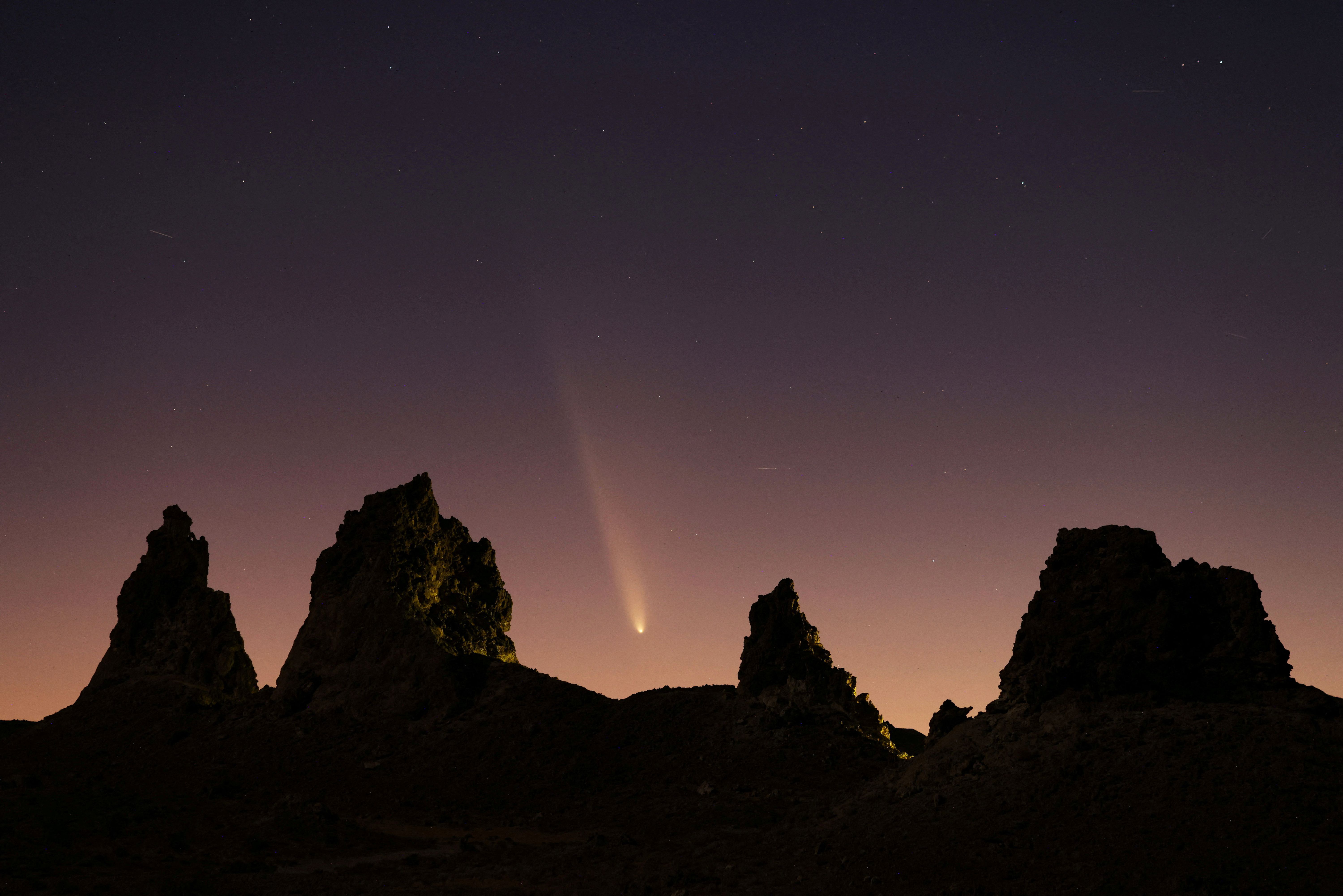 Der Komet Tsuchinshan-Atlas hinter den Tufa Spires in Trona Pinnacles, Kalifornien.