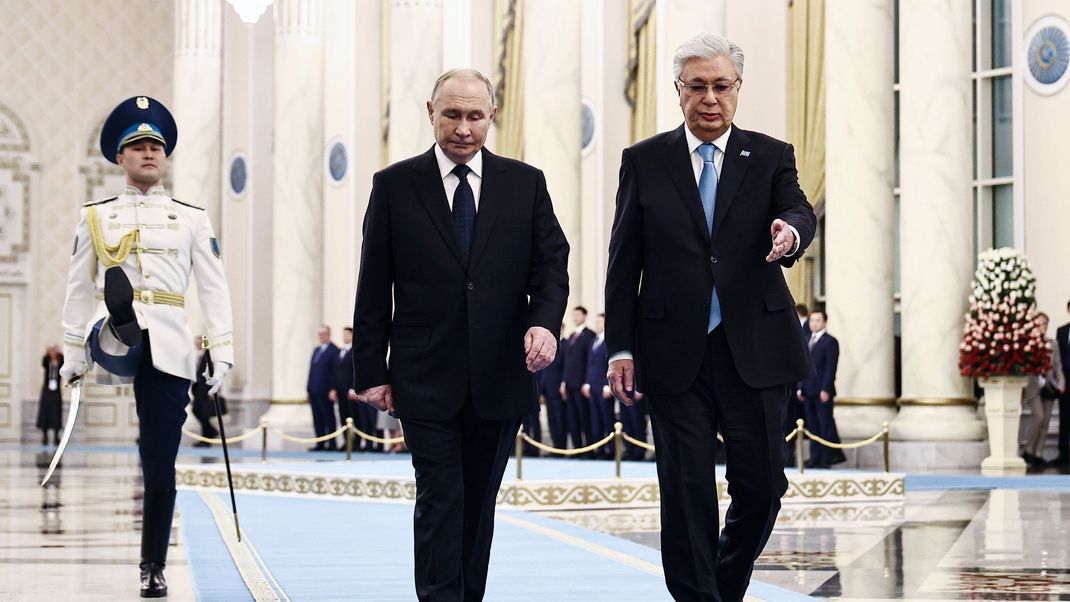 Auf diesem von der staatlichen Nachrichtenagentur Sputnik via AP veröffentlichten Foto nehmen Kasachstans Präsident Kassym-Schomart Tokajew (r.) und der russische Präsident Wladimir Putin an einer Begrüßungszeremonie in der Präsidentenresidenz Akorda, teil.