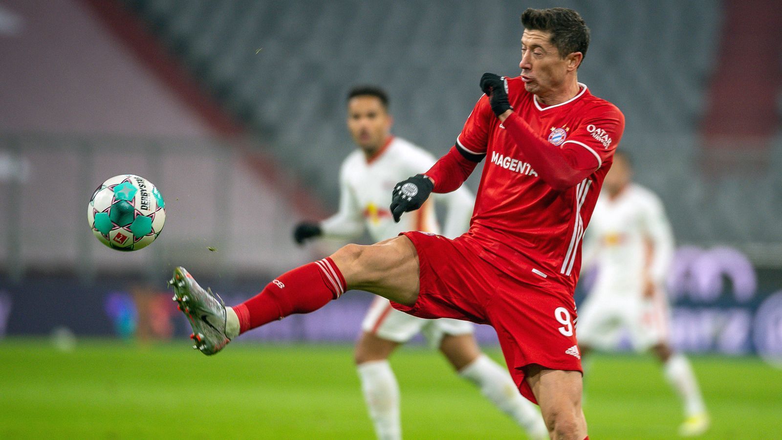 
                <strong>Robert Lewandowski</strong><br>
                Wie so oft gegen Leipzig bei Upamecano gut aufgehoben. Wird in den Zweikämpfen aber auch ein ums andere Mal hart angegangen. Zieht beim zweiten Bayern-Tor seinen Bewacher Upamecano aus der Abwehrreihe und verschafft Müller dadurch den nötigen Platz. Ansonsten aber ungewohnt unauffällig. ran-Note: 3
              