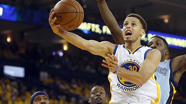 
                <strong>Stephen Curry (Golden State Warriors) - 93</strong><br>
                Stephen Curry (Golden State Warriors) - 93. In diesem Sommer krönt sich der 27-Jährige mit dem Babyface zum MVP und seine Warriors zugleich erstmals nach 40 Jahren zum Champion. Der zweifache Weltmeister avanciert während der triumphalen Saison auch zum jüngsten Profi, der in der NBA 1000 Dreier erzielt.
              