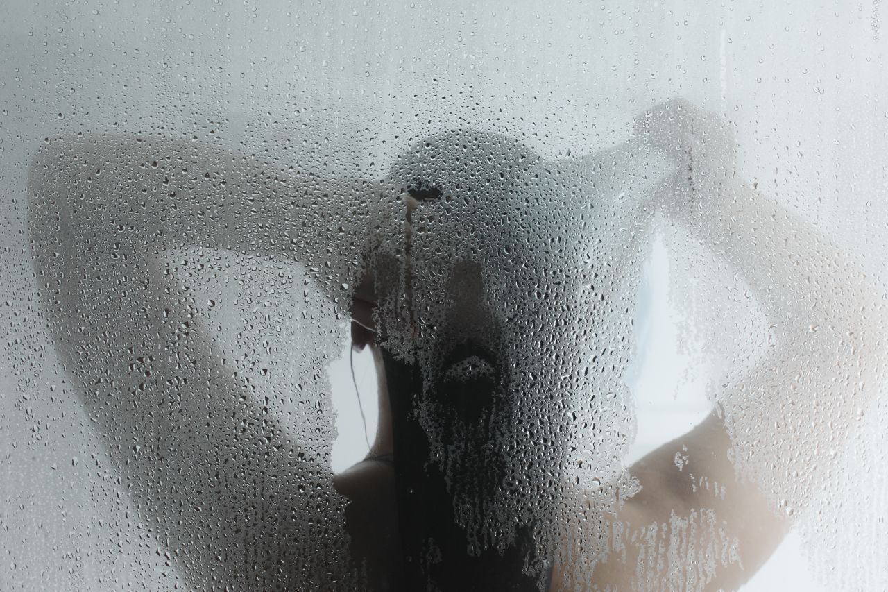 Heißes Duschen verursacht Wasserdampf, der die Luftfeuchtigkeit erhöht. 