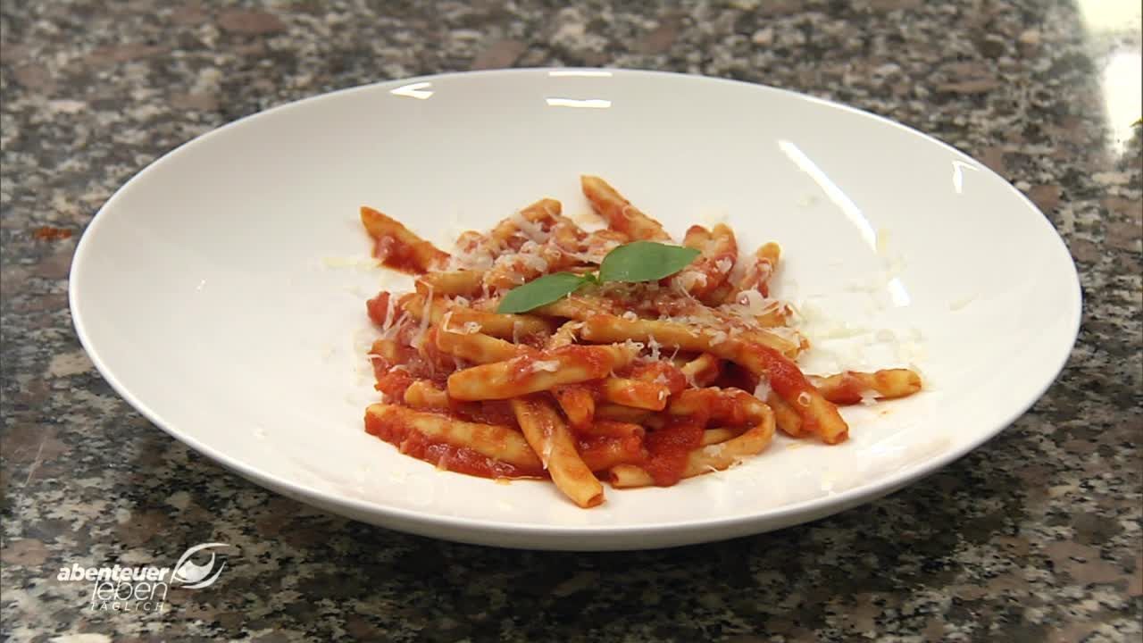 Handgerollte Maccheroni mit Tomatensauce und Basilikum