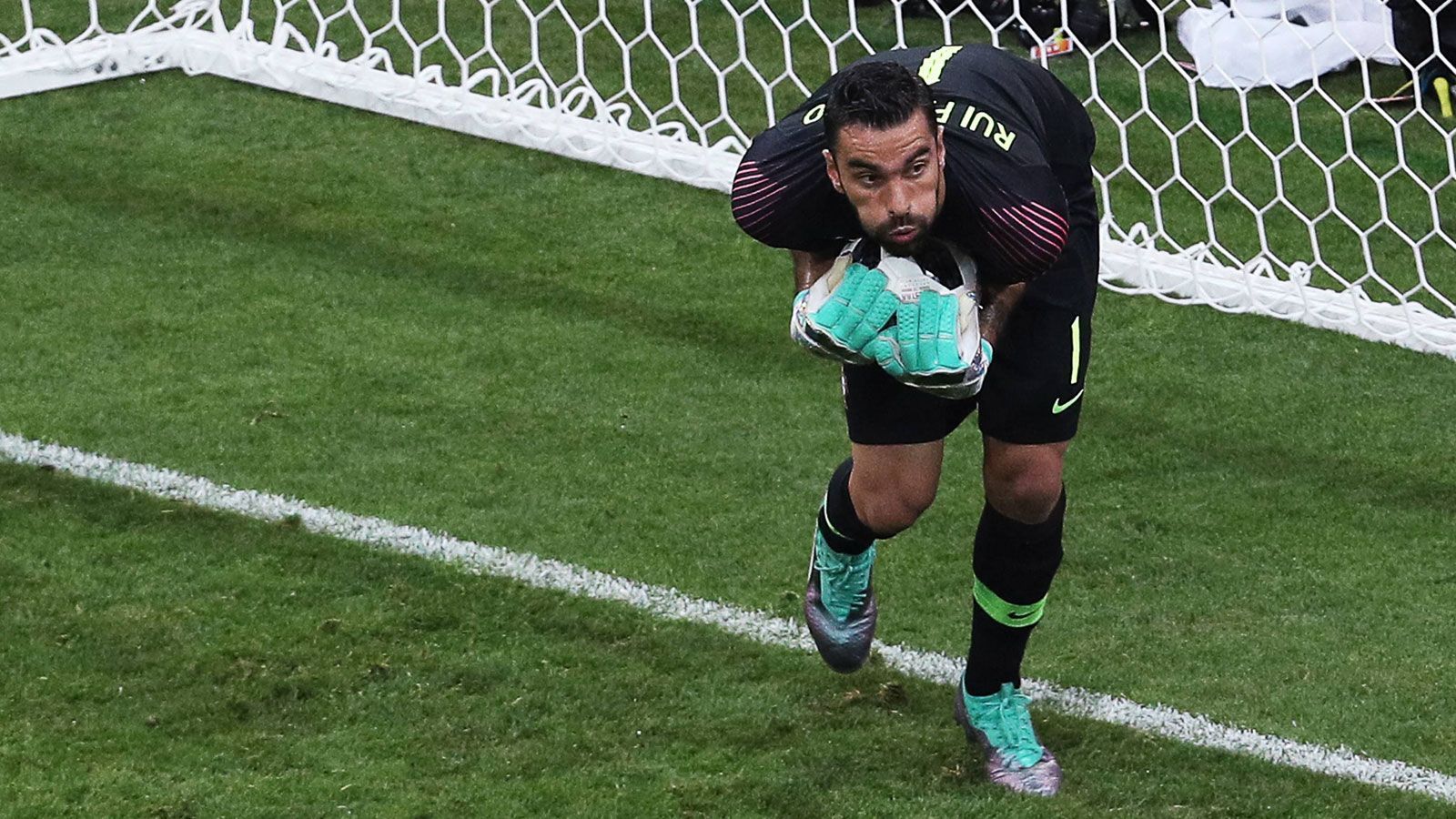 
                <strong>Rui Patricio (Portugal)</strong><br>
                Portugals Schlussmann wurde eigentlich über die 90 Minuten kaum geprüft - und wenn, war er chancenlos! Bei allen drei Gegentreffern war Rui Patricio machtlos, hatte zudem in der ersten Halbzeit einmal Glück, als ein Schuss von Isco an die Unterkante der Latte prallte. ran-Note: 3
              