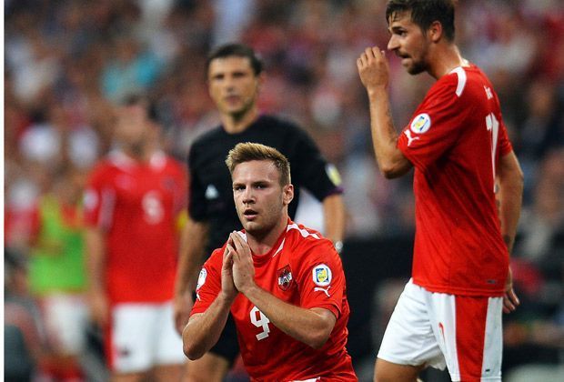 
                <strong>Hoffnung auf göttlichen Beistand</strong><br>
                Nach der Halbzeitpause versucht die Mannschaft von Trainer Marcel Koller nochmal alles, um den Ausgleich zu erzielen. Doch es soll nicht sein - auch der himmlische Beistand für Andreas Weimann bleibt aus. Und es kommt noch schlimmer für die Austria-Elf...
              