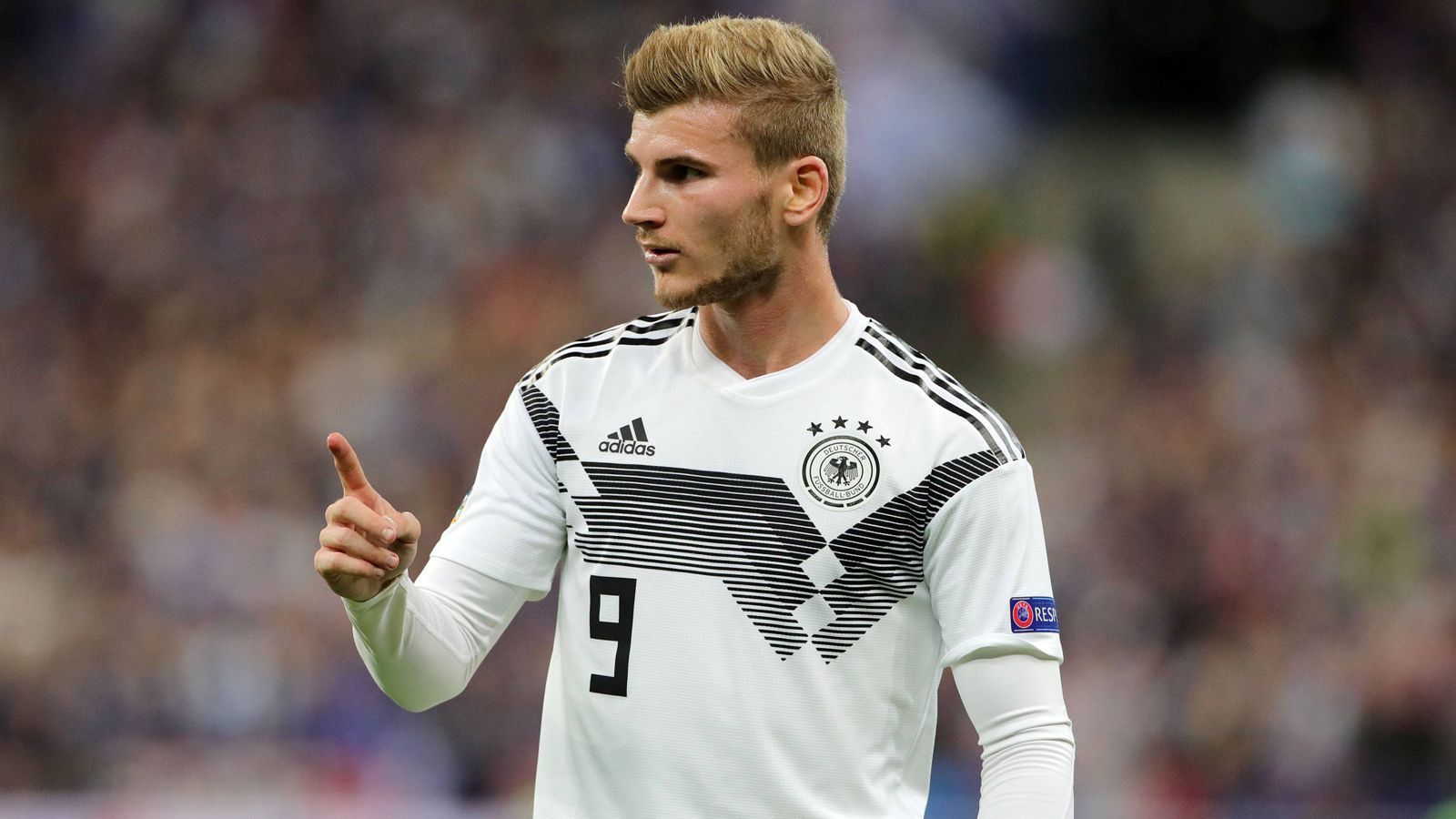 
                <strong>Timo Werner (Deutschland)</strong><br>
                Mit seiner immensen Schnelligkeit avanciert der Leipziger zum ständigen Unruheherd im französischen Abwehrverbund. So scheucht er Weltmeister-Defensive mehrmals auf. Im Vergleich zu Gnabry fällt Werner leicht ab. ran-Note: 2
              